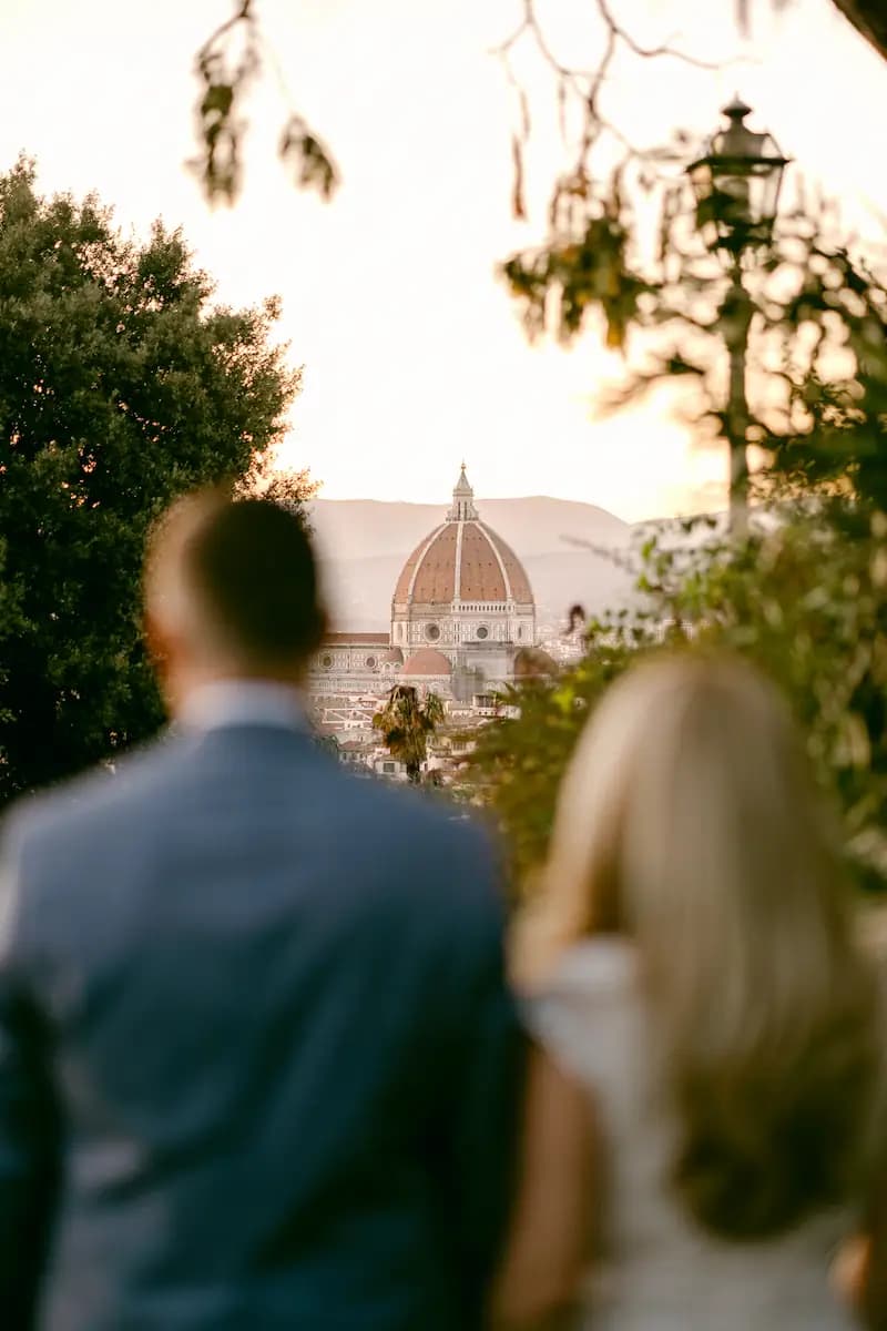 Coppia di sposi davanti alla cupola del Duomo di Firenze al tramonto