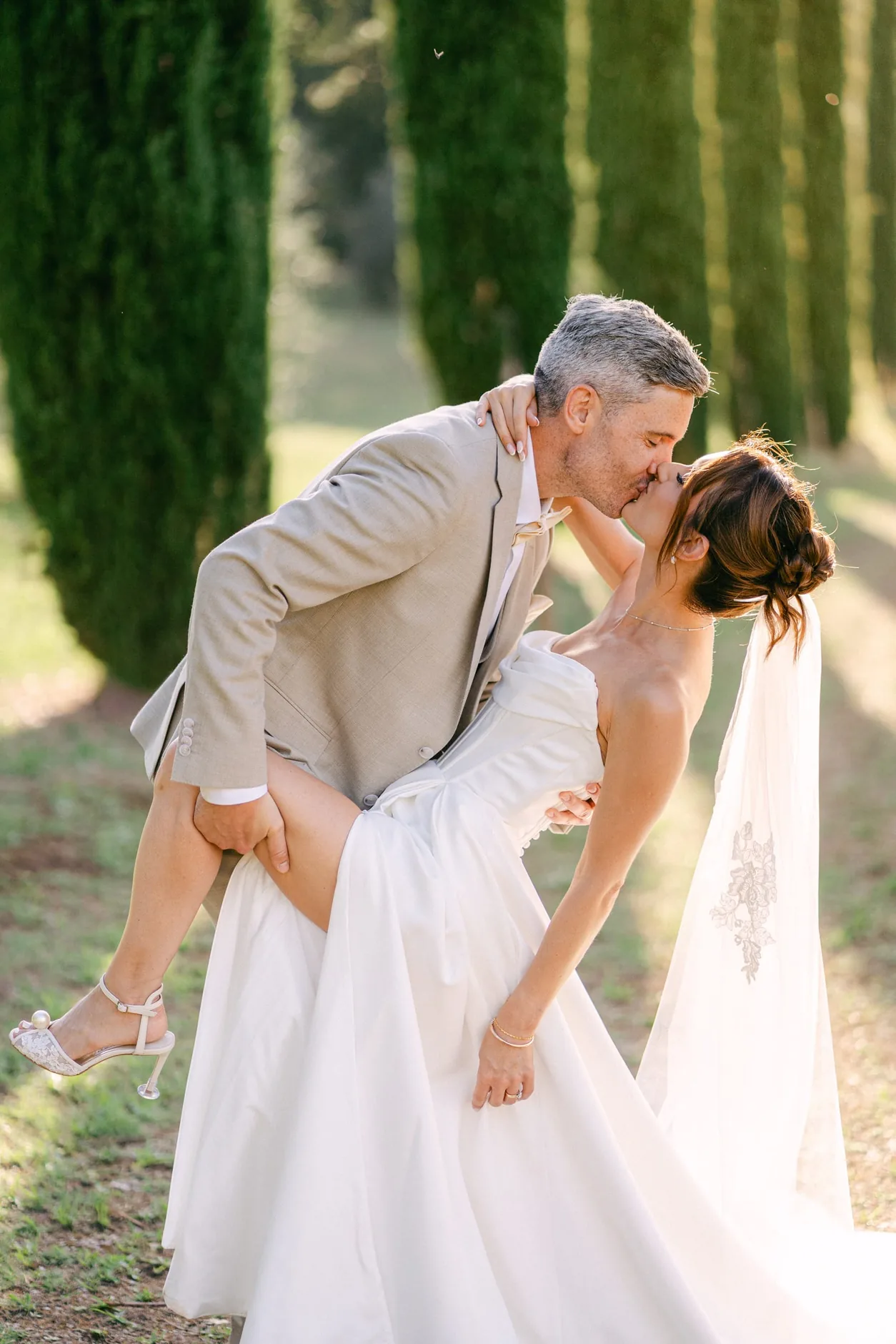 Un bacio tra i cipressi nella golden hour, alla Tenuta del Gallo