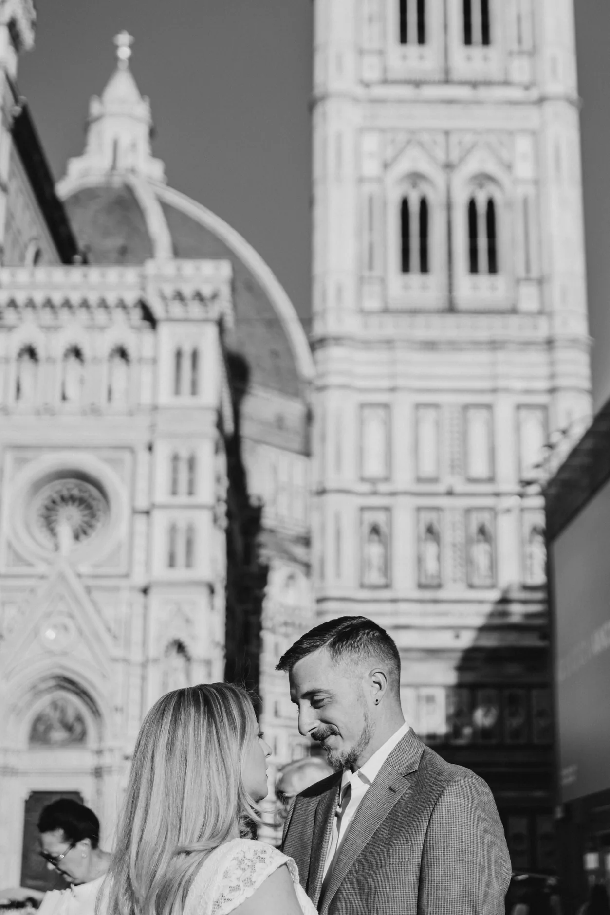 Danielle e Daniel ai piedi del Campanile di Giotto, in bianco e nero