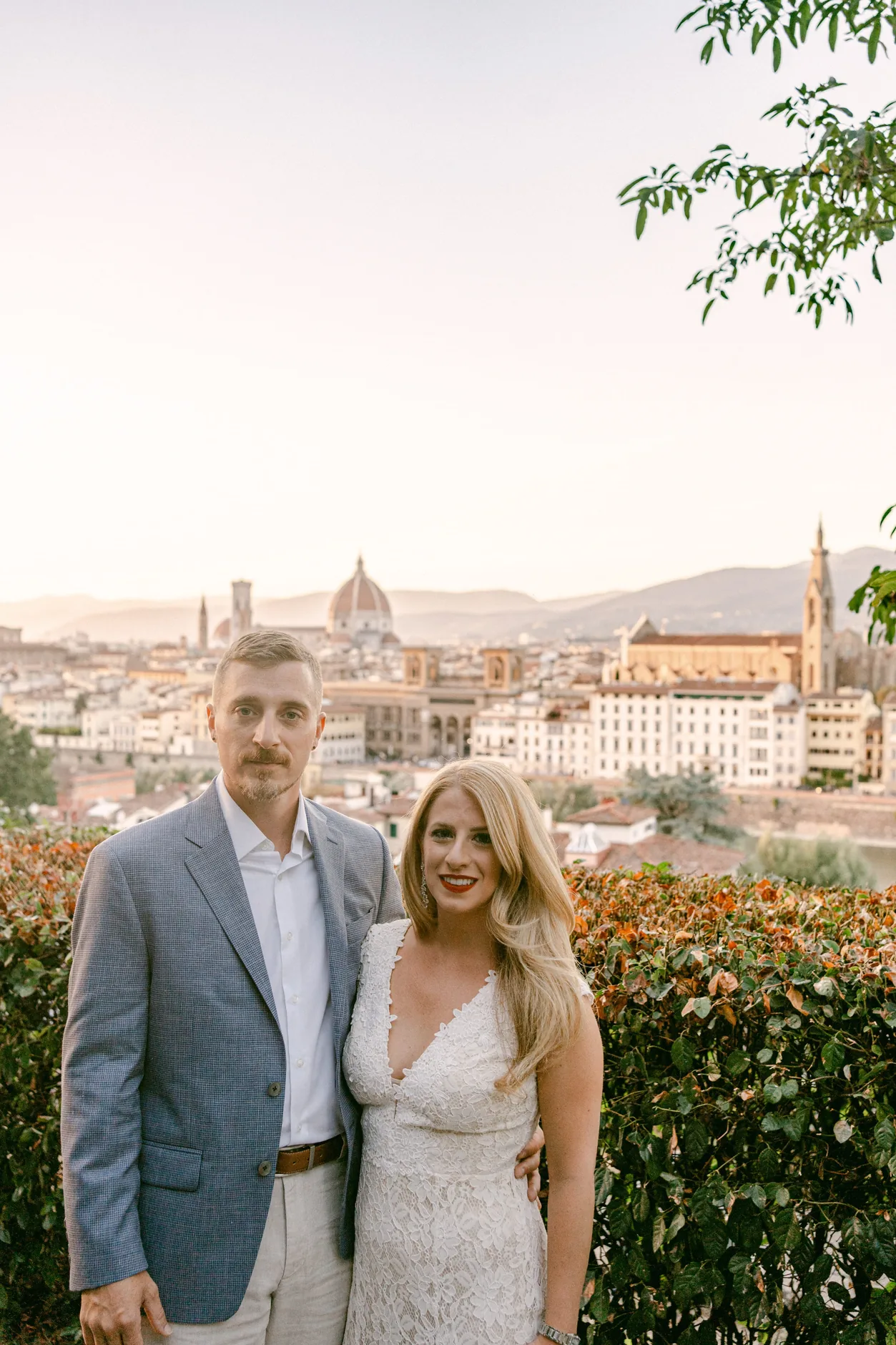 Ritratto degli sposi davanti al panorama di Firenze al tramonto
