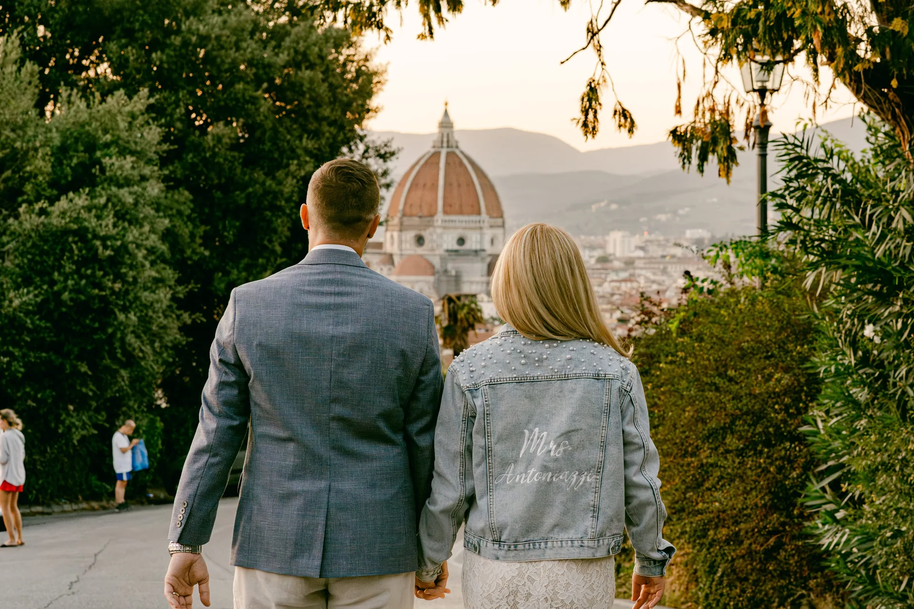 Danielle e Daniel di spalle guardano la cupola di Firenze al tramonto