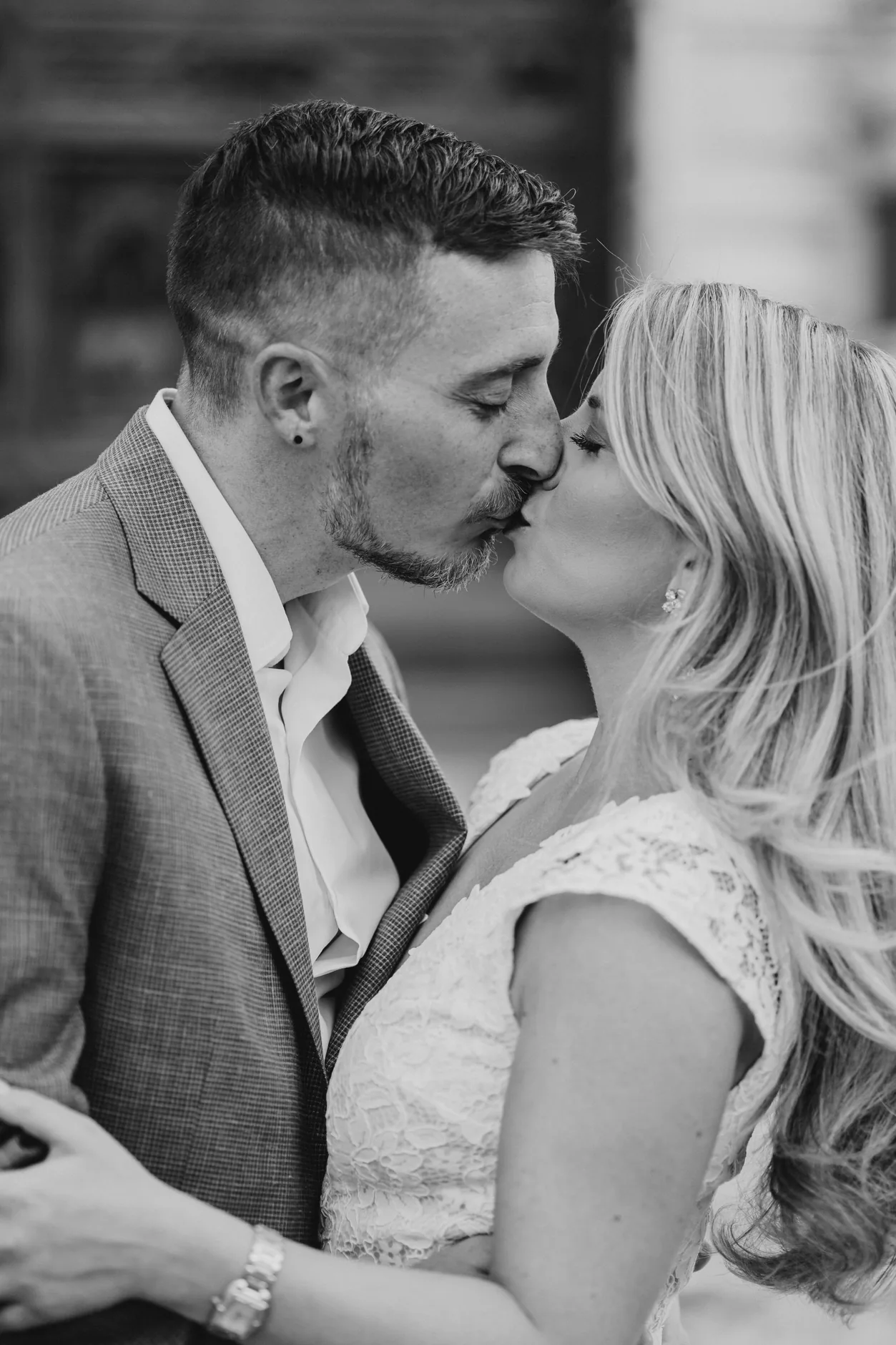 Un bacio in Piazza del Duomo, in bianco e nero