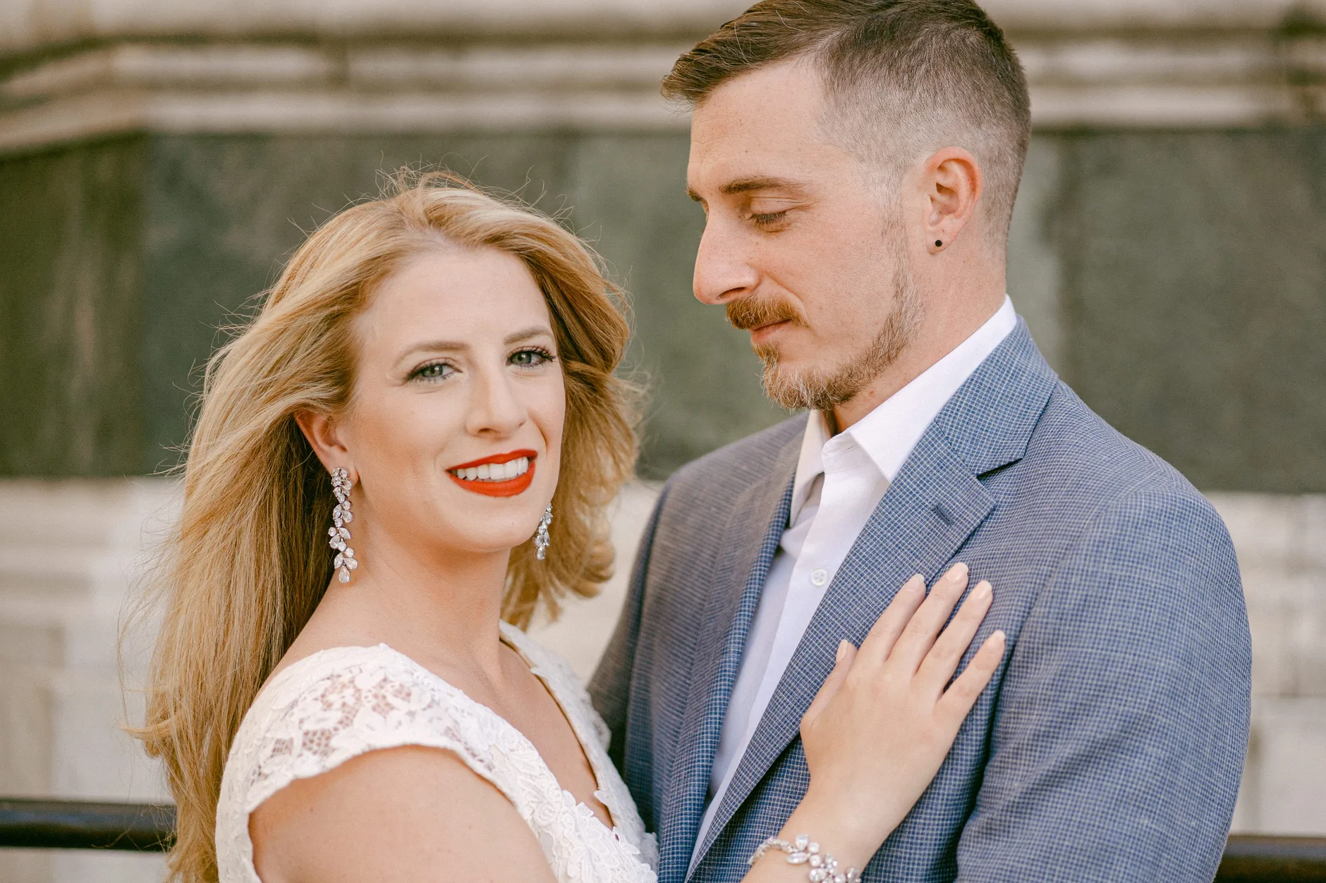 Ritratto ravvicinato di Danielle e Daniel accanto al Duomo di Firenze