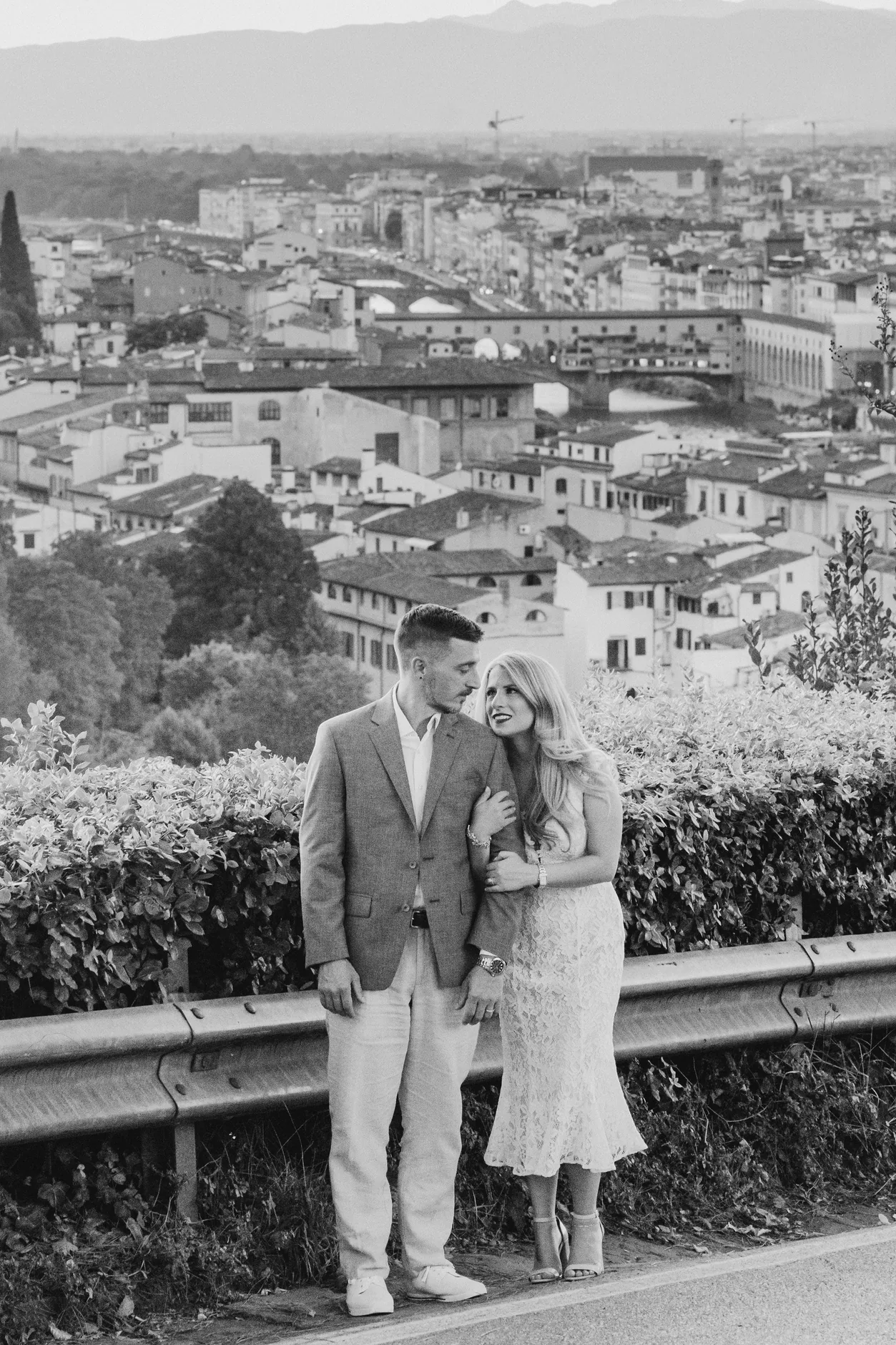Gli sposi sopra i tetti di Firenze, in bianco e nero