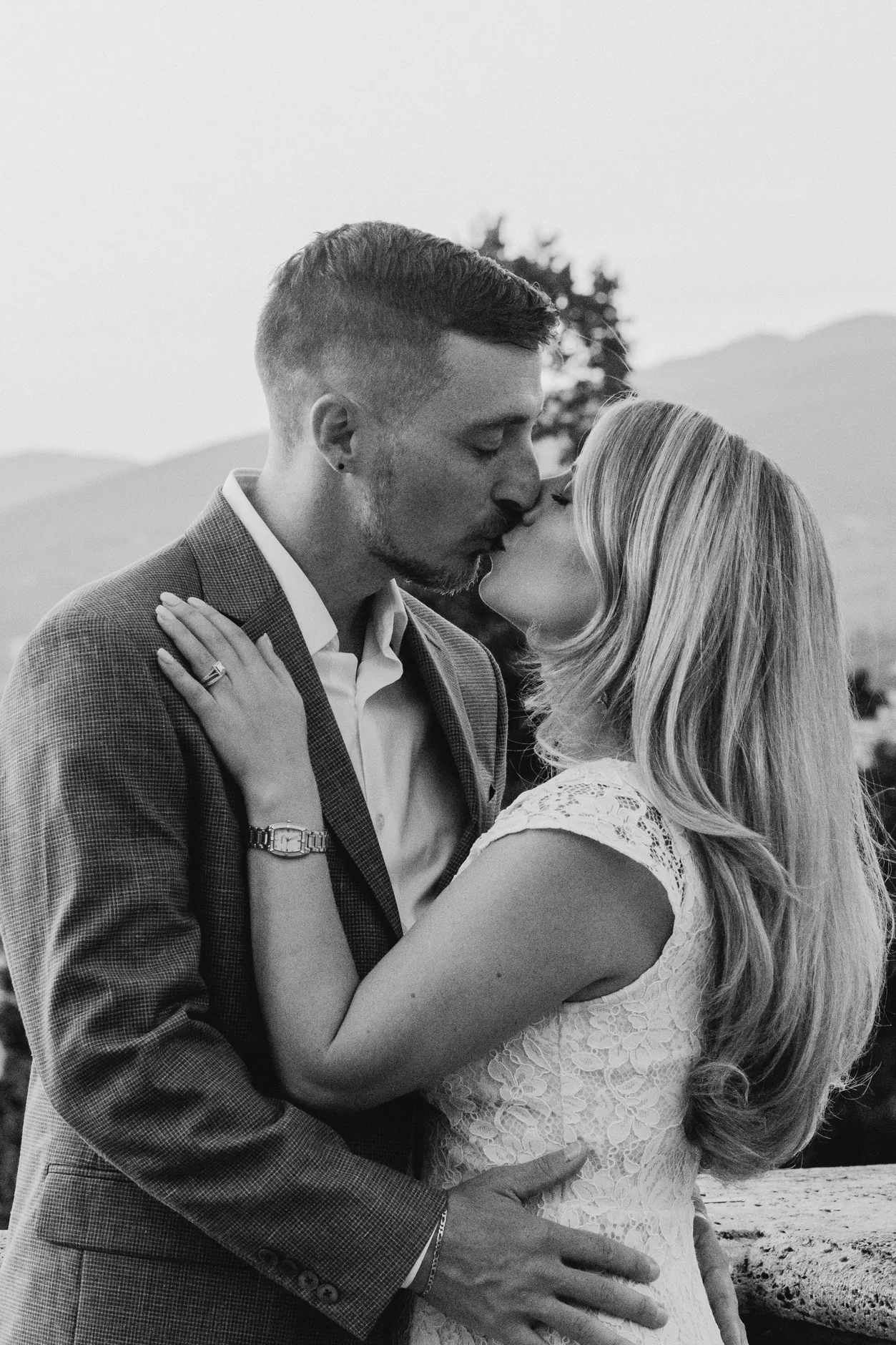 Un bacio sulla terrazza sopra Firenze, in bianco e nero