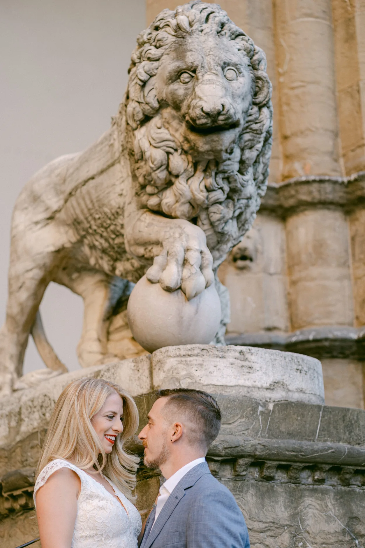 Gli sposi sotto uno dei leoni medicei della Loggia dei Lanzi