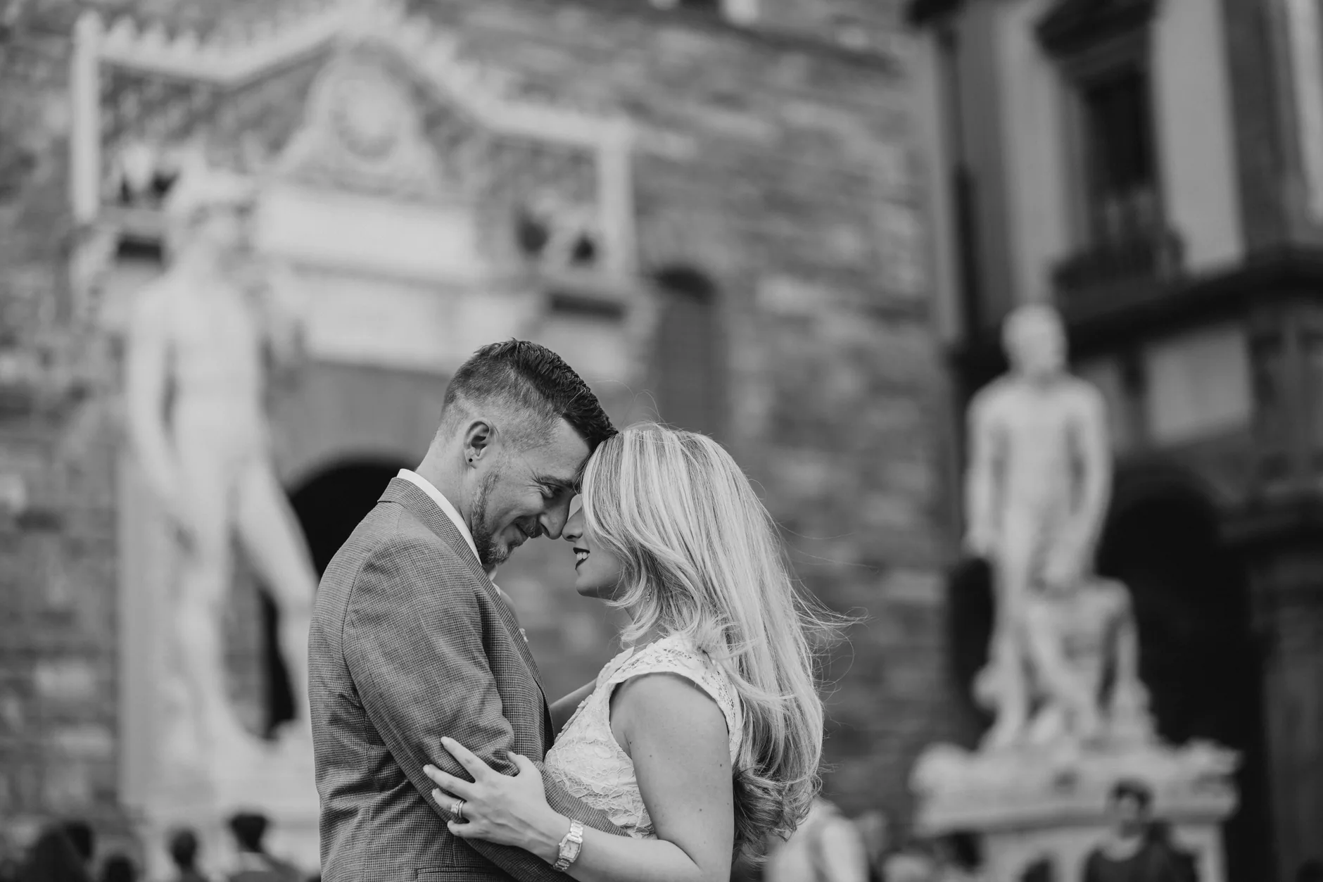 Gli sposi tra le statue del David e di Ercole davanti a Palazzo Vecchio, in bianco e nero