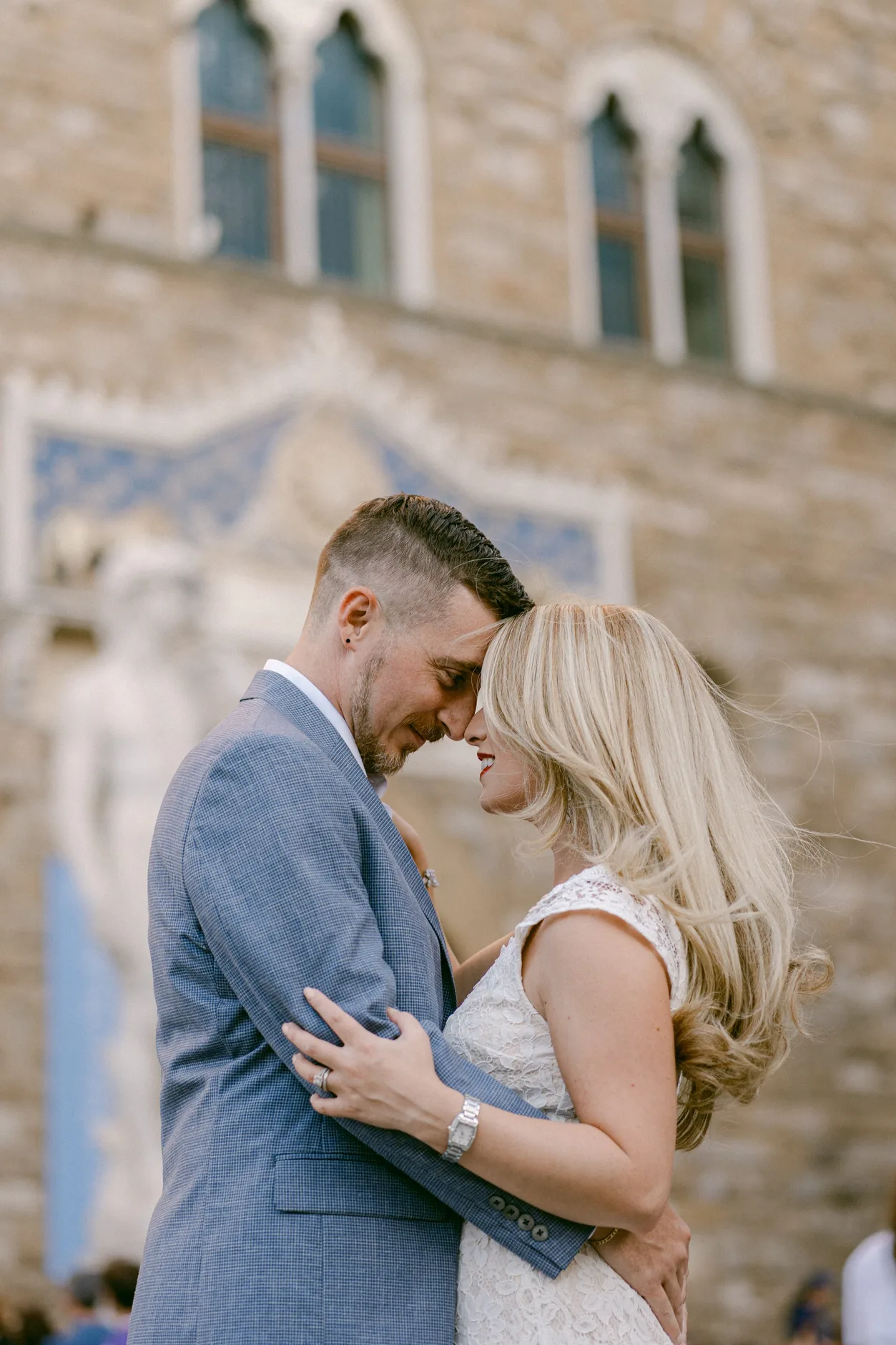 Danielle e Daniel abbracciati all'ingresso di Palazzo Vecchio