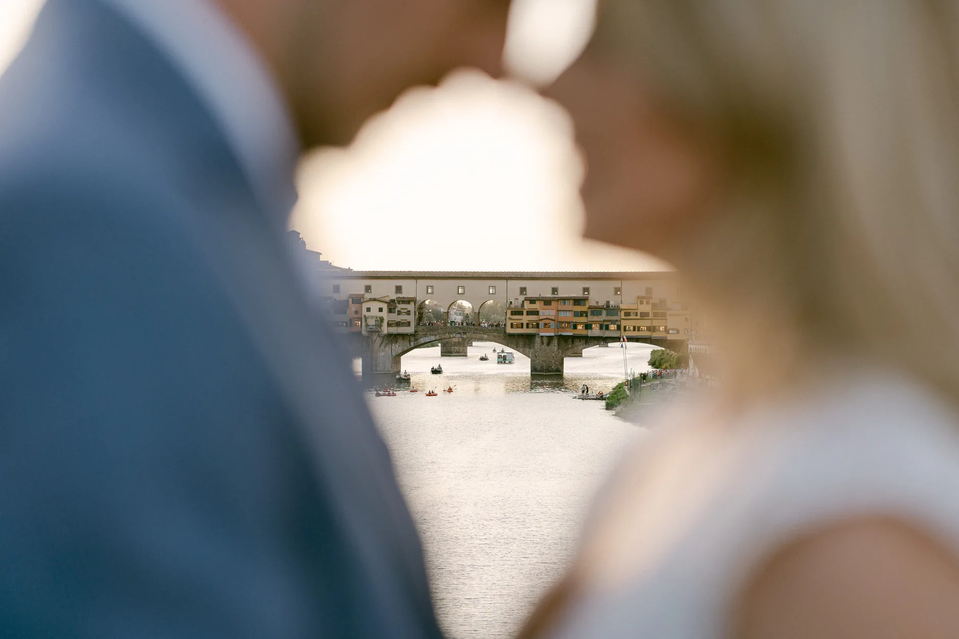 Ponte Vecchio a fuoco tra gli sposi, un attimo prima del bacio