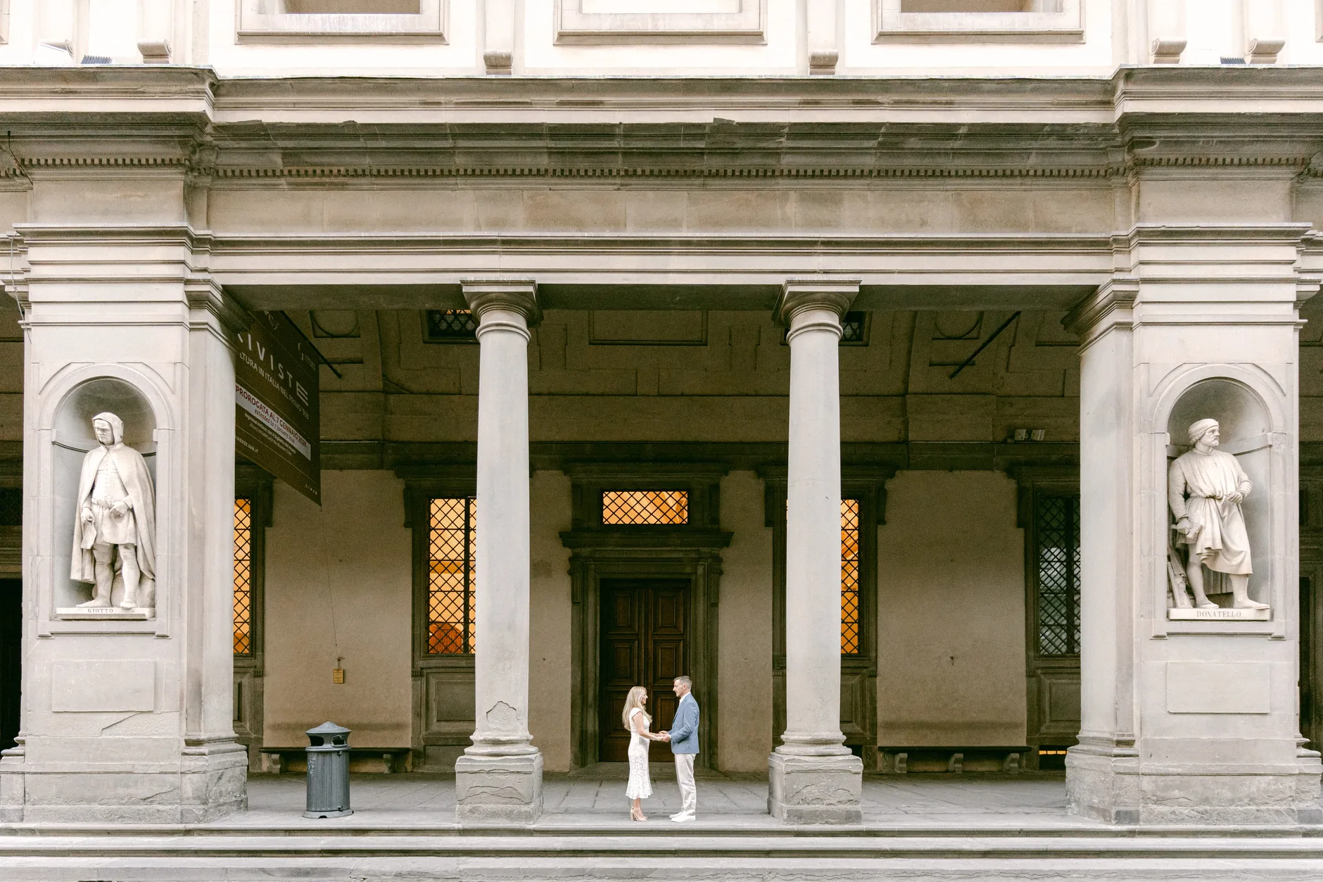 Danielle e Daniel piccoli e soli tra le colonne della Galleria degli Uffizi