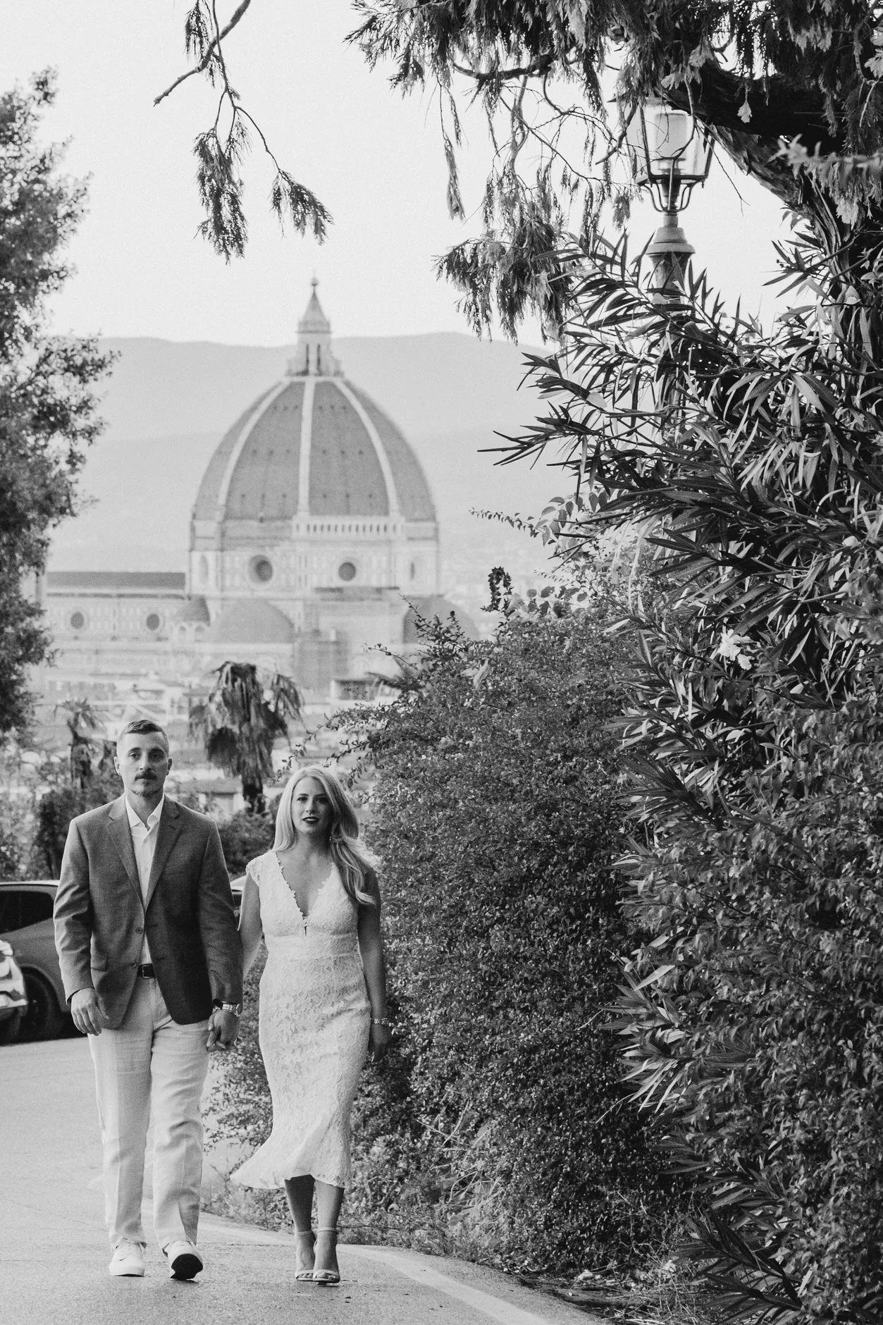 A passeggio tra gli alberi con la cupola del Brunelleschi sullo sfondo, in bianco e nero