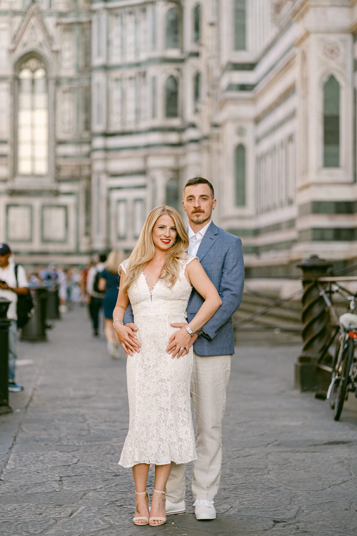 Una coppia in Piazza del Duomo a Firenze, davanti ai marmi di Santa Maria del Fiore