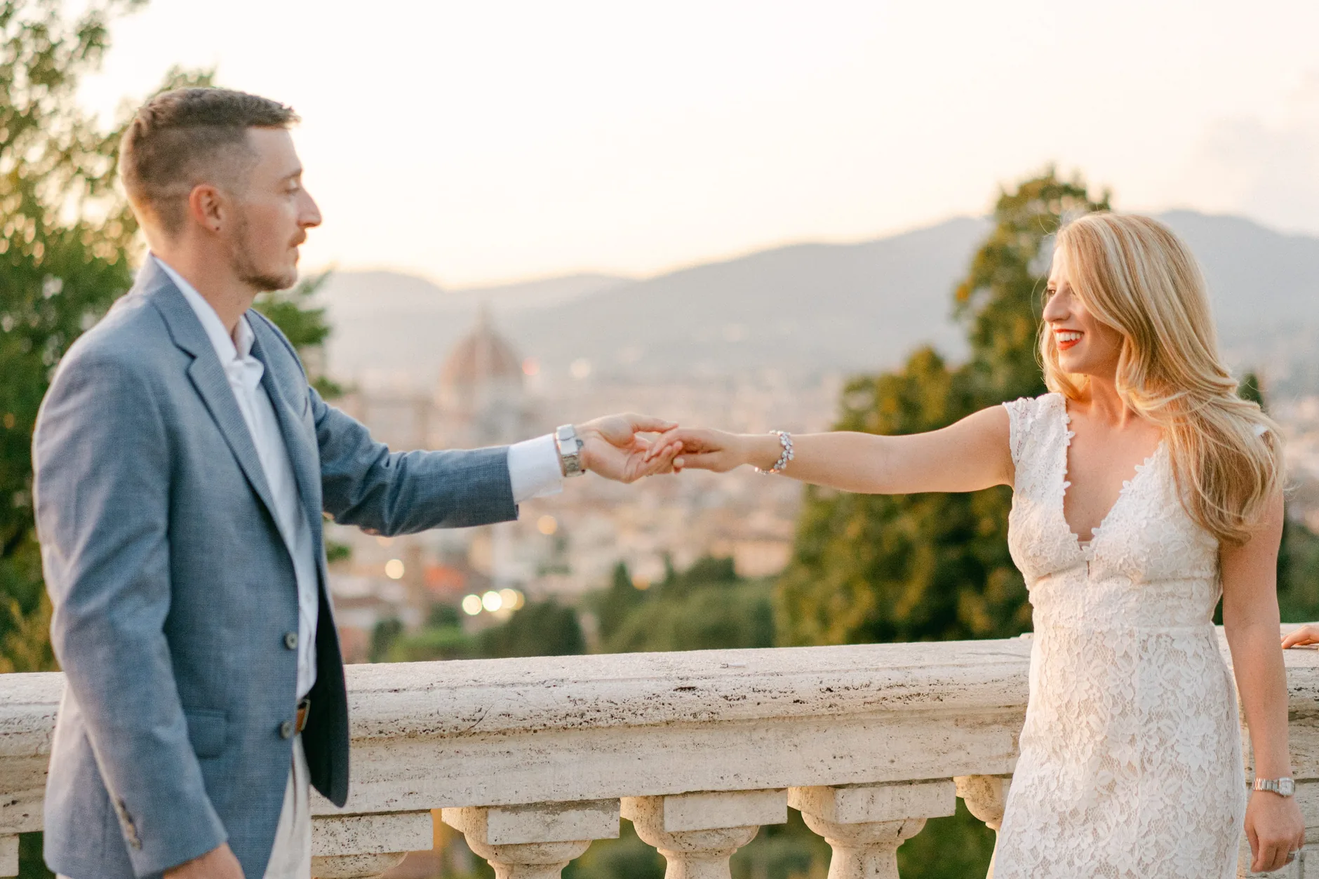 Un ballo al tramonto sulla terrazza, con le colline toscane alle spalle