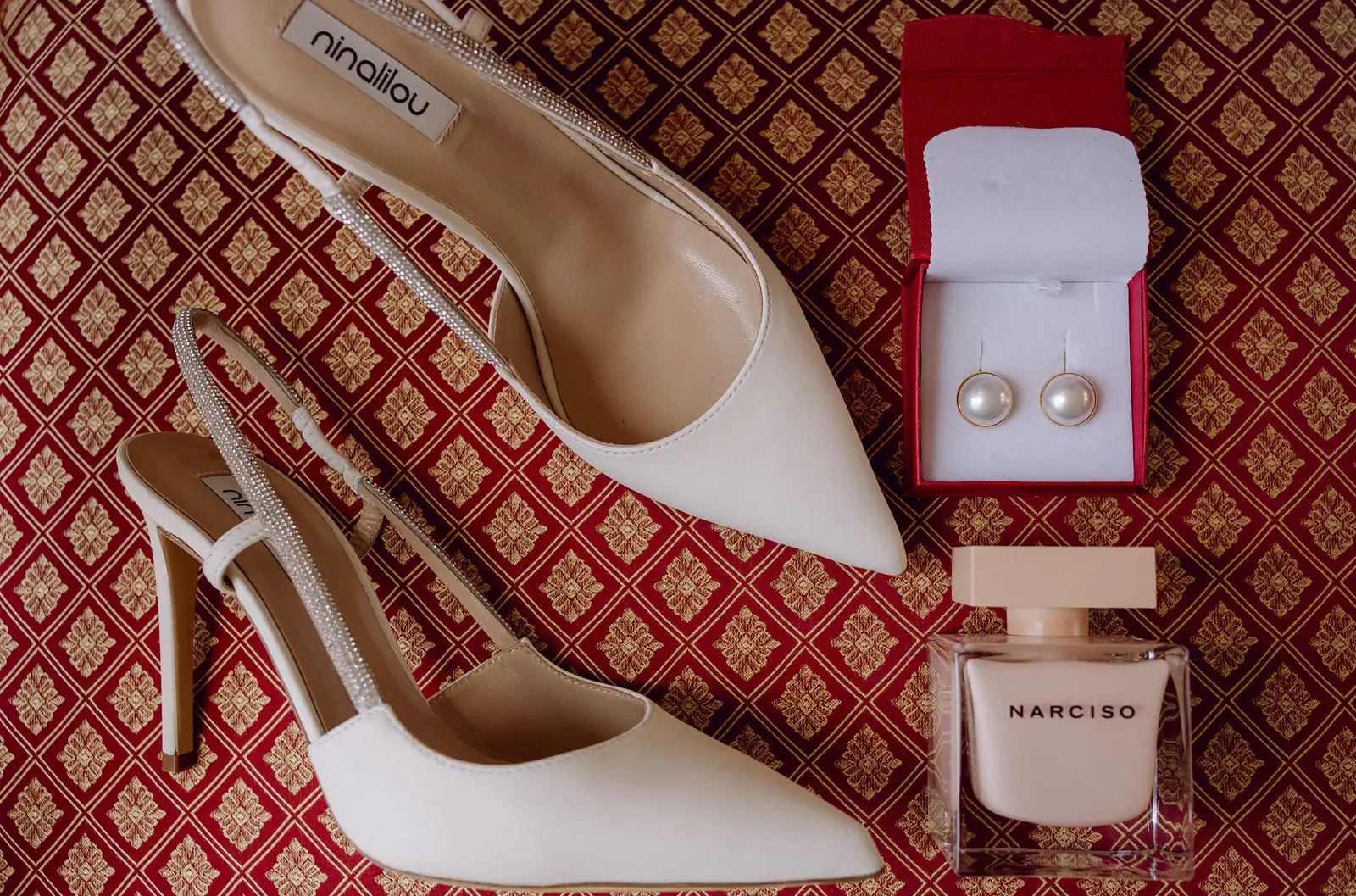 Scarpe, orecchini di perle e profumo della sposa