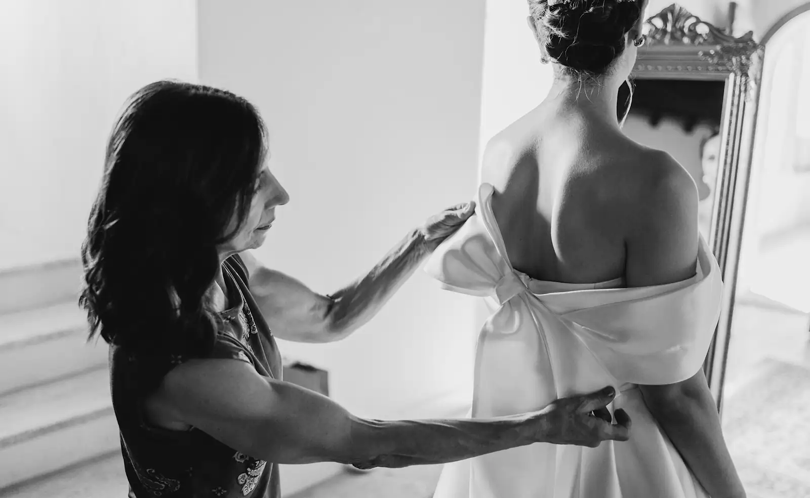 La vestizione della sposa, in bianco e nero
