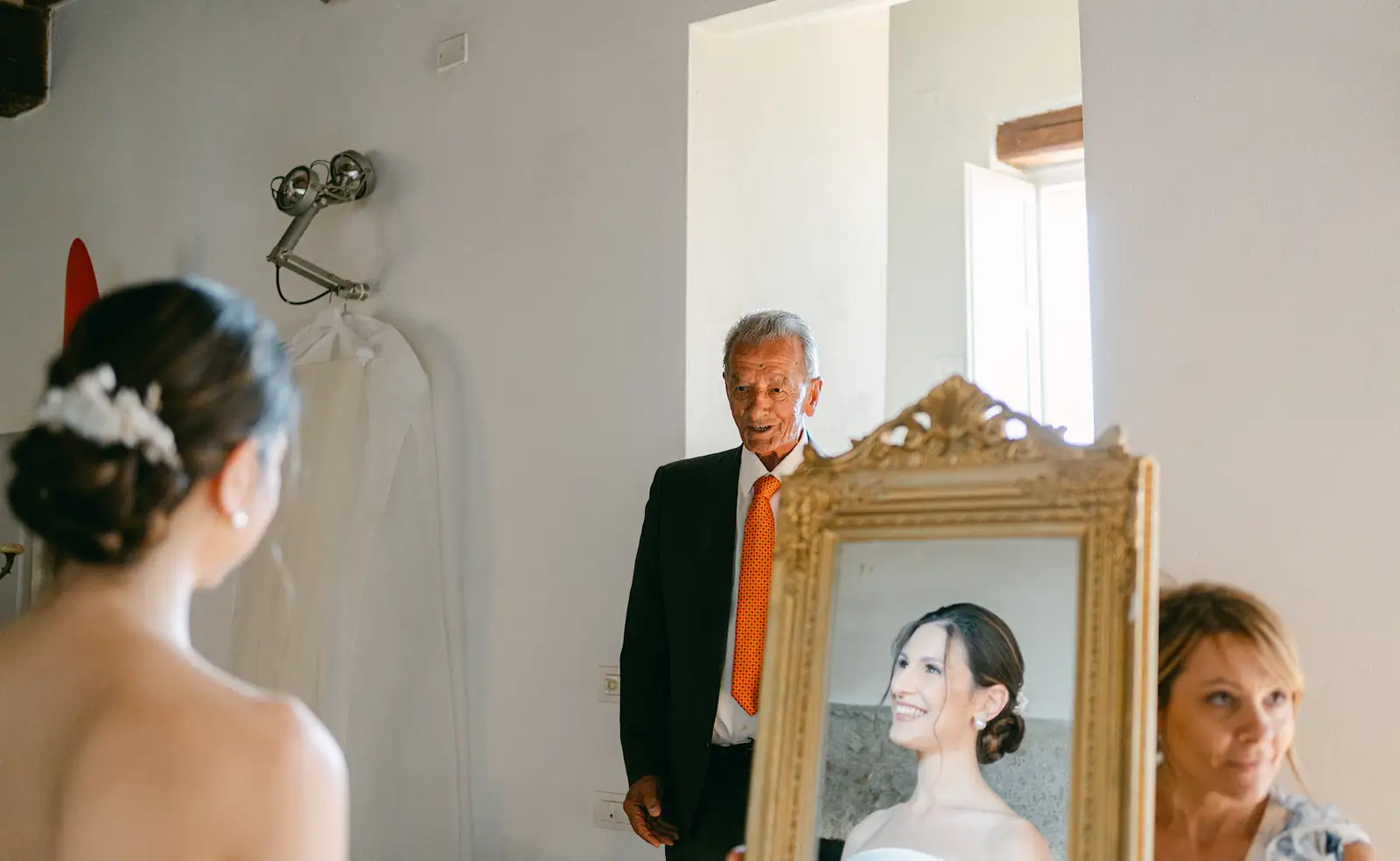 La sposa pronta insieme al padre durante i preparativi