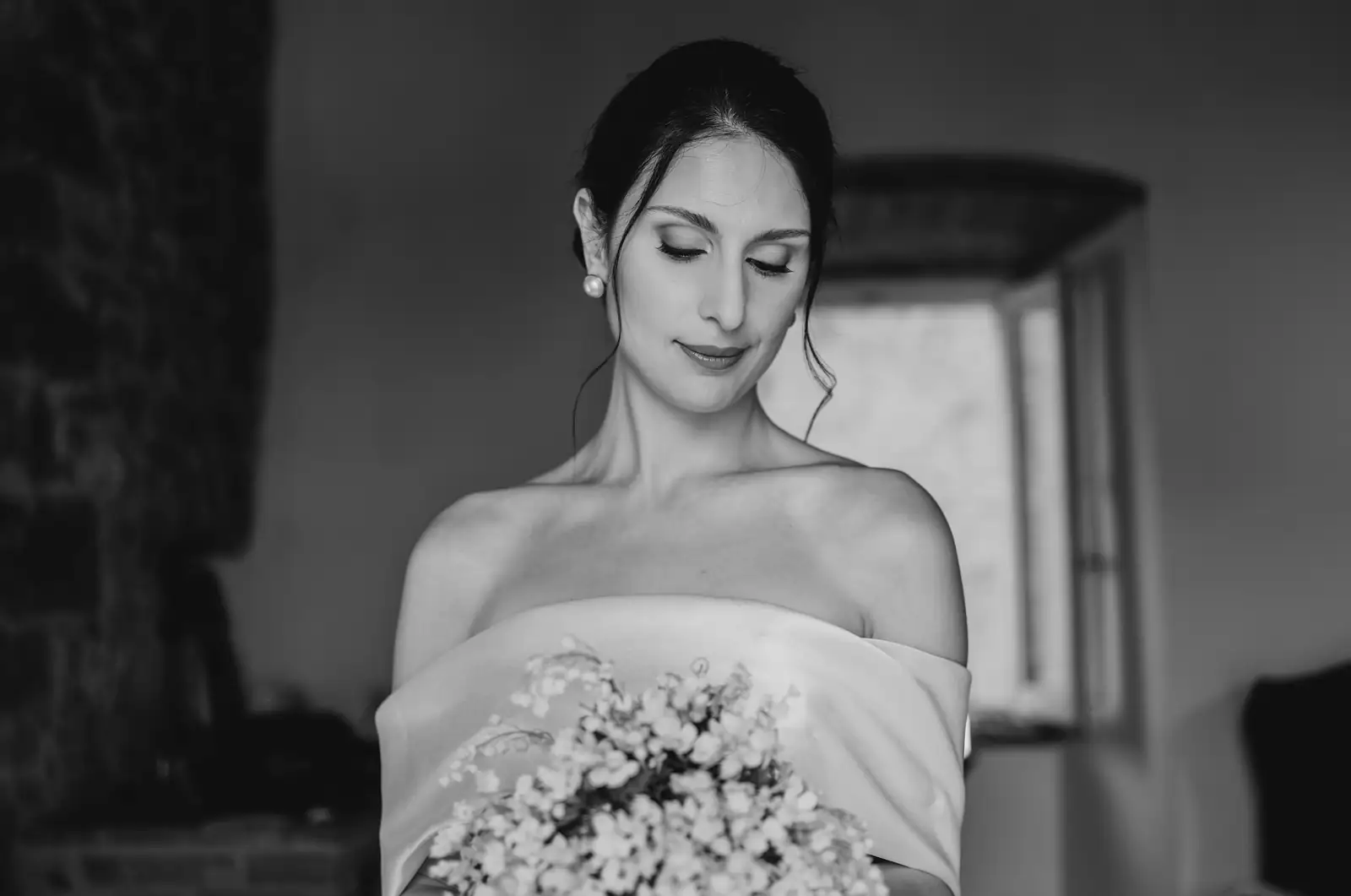 Ritratto della sposa con il bouquet, in bianco e nero