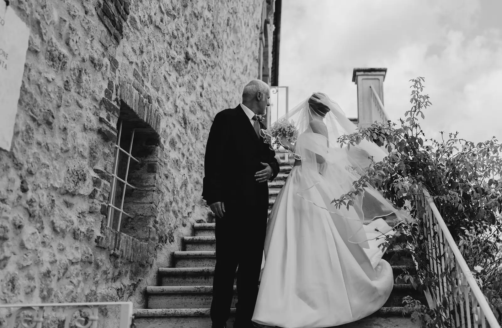 L'arrivo della sposa accompagnata dal padre lungo una scalinata in pietra