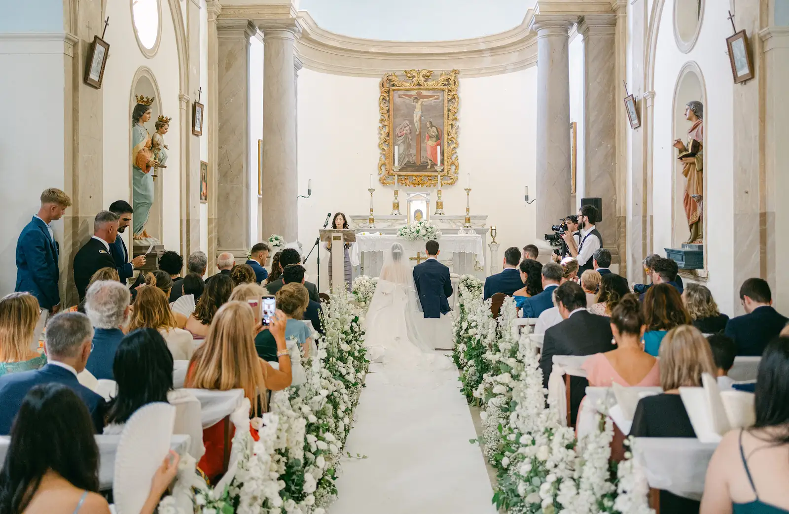 La cerimonia di matrimonio vista dalla navata della chiesa
