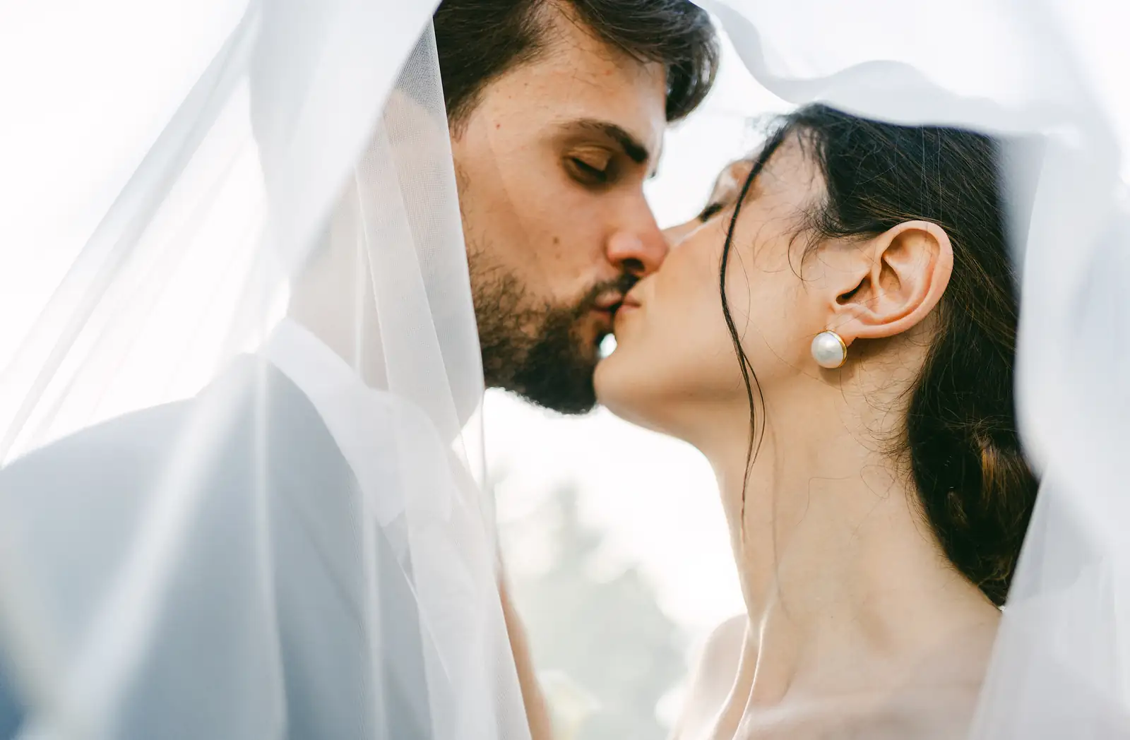 Il bacio degli sposi sotto il velo