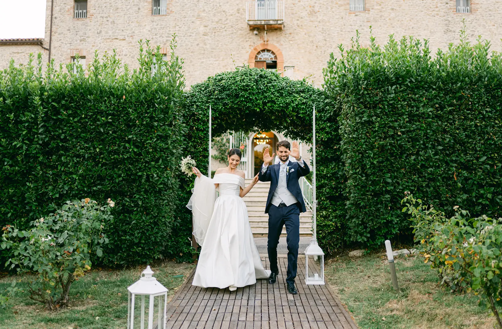 L'ingresso degli sposi in giardino accolti dagli invitati