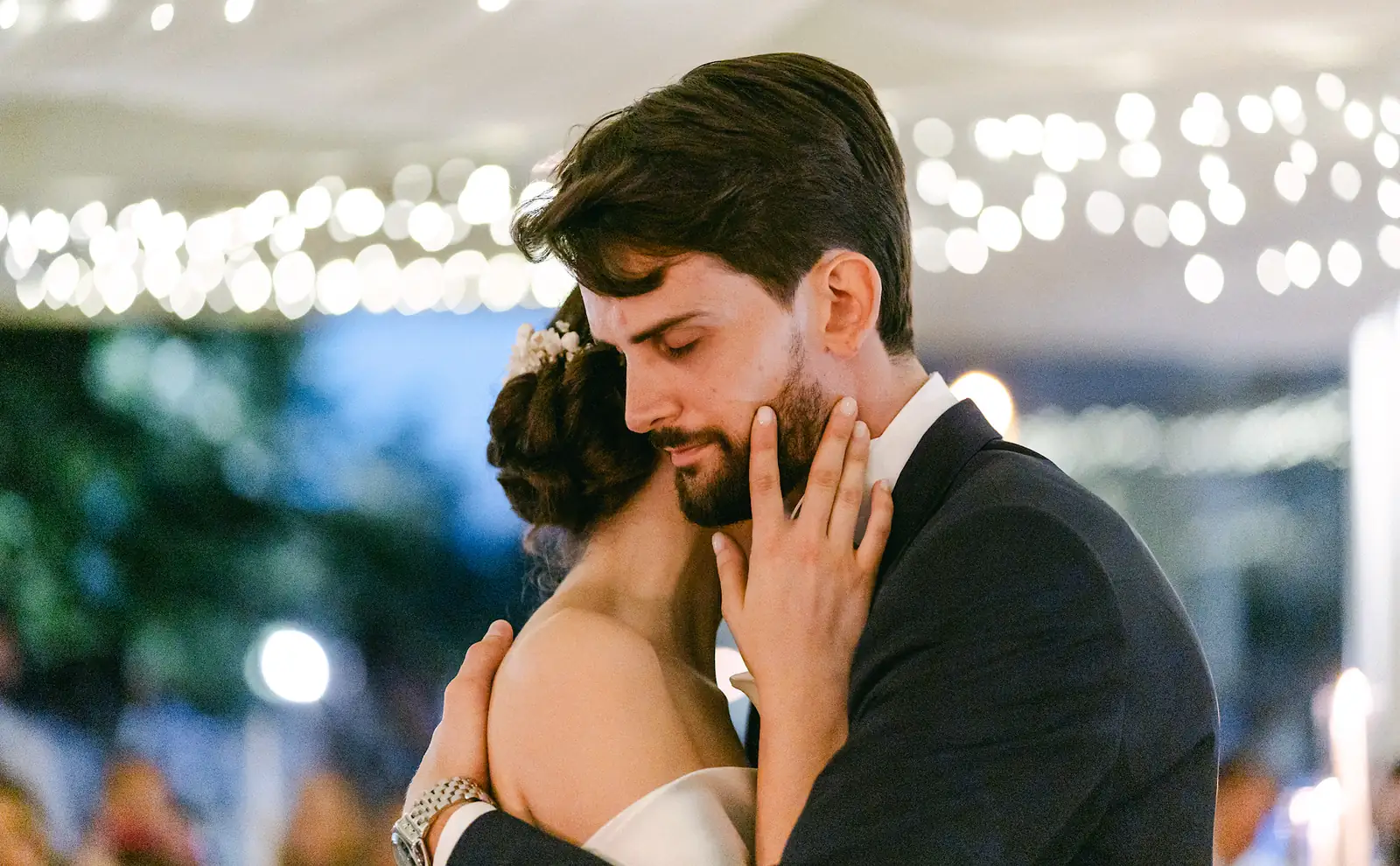 Il primo ballo degli sposi sotto le luci della festa