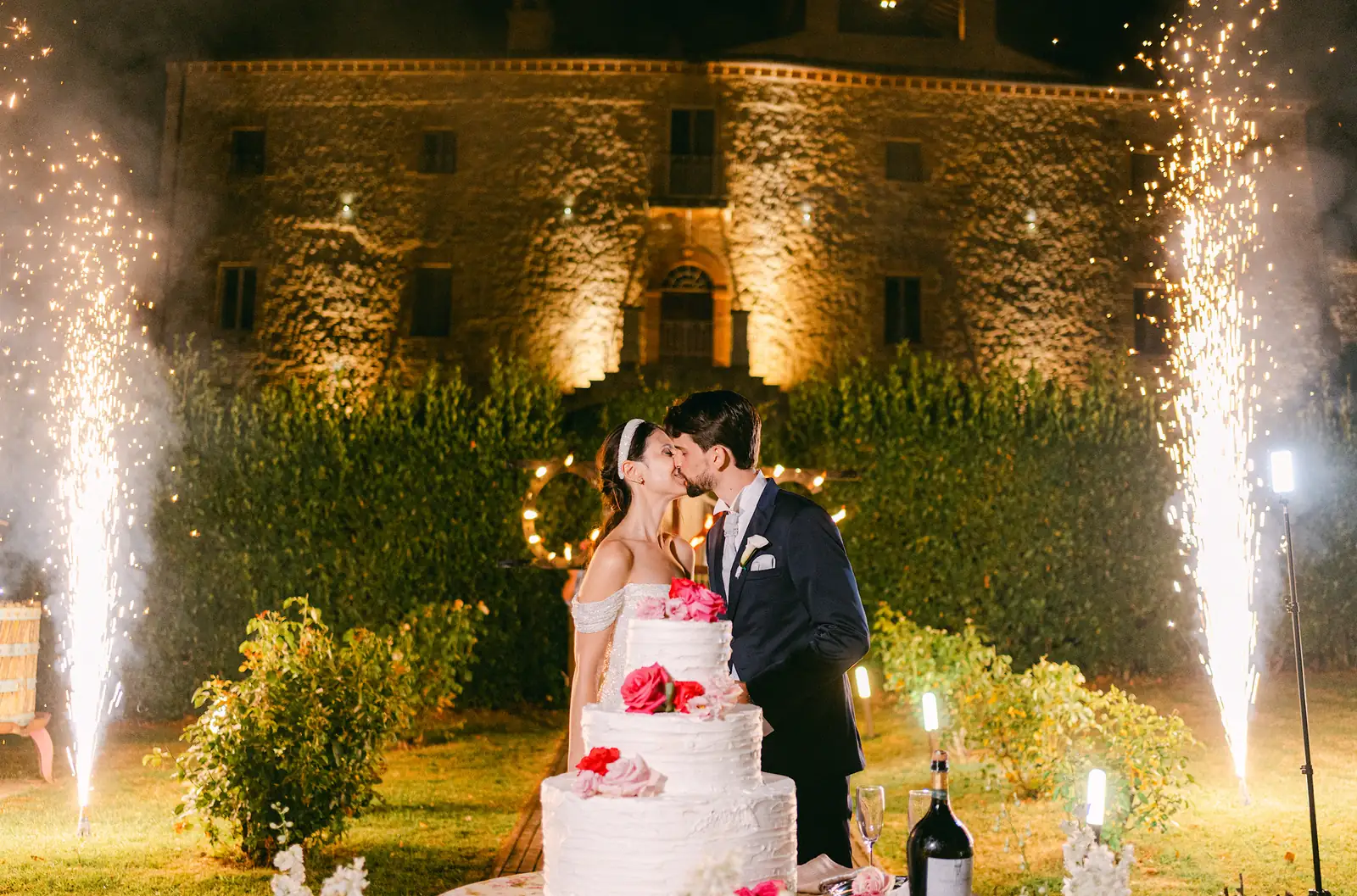 Il taglio della torta tra le fontane di scintille, con le mura del Castello di Montignano illuminate