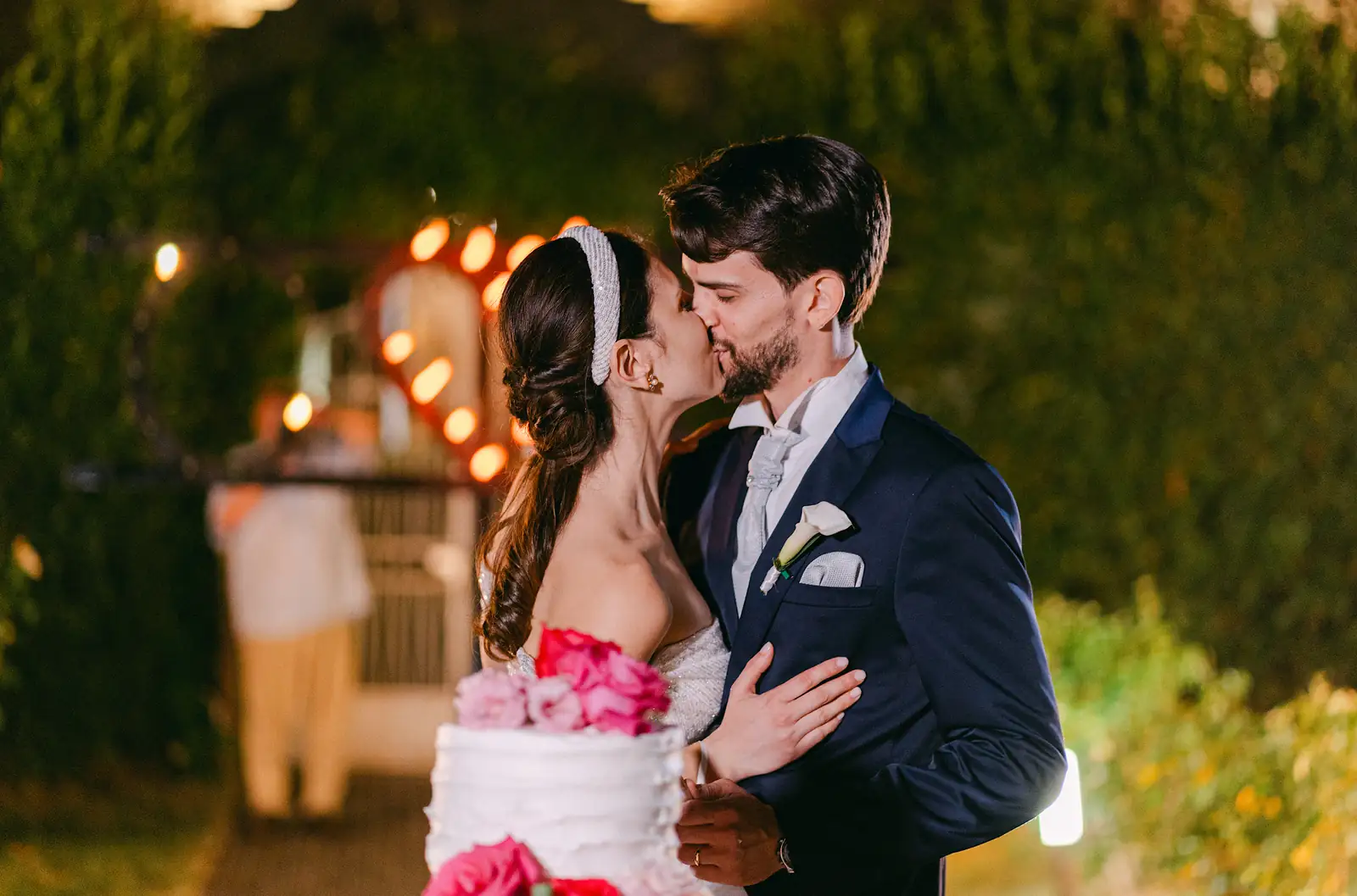 La sposa con il secondo abito durante il taglio della torta
