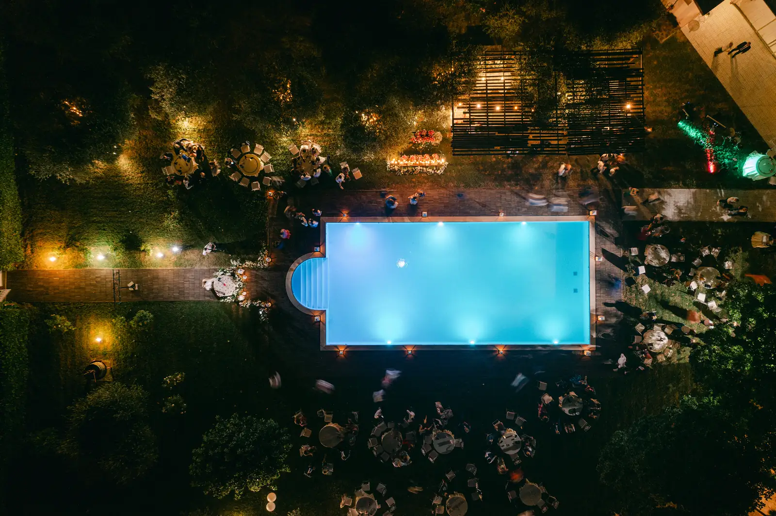 La piscina panoramica del castello illuminata di notte
