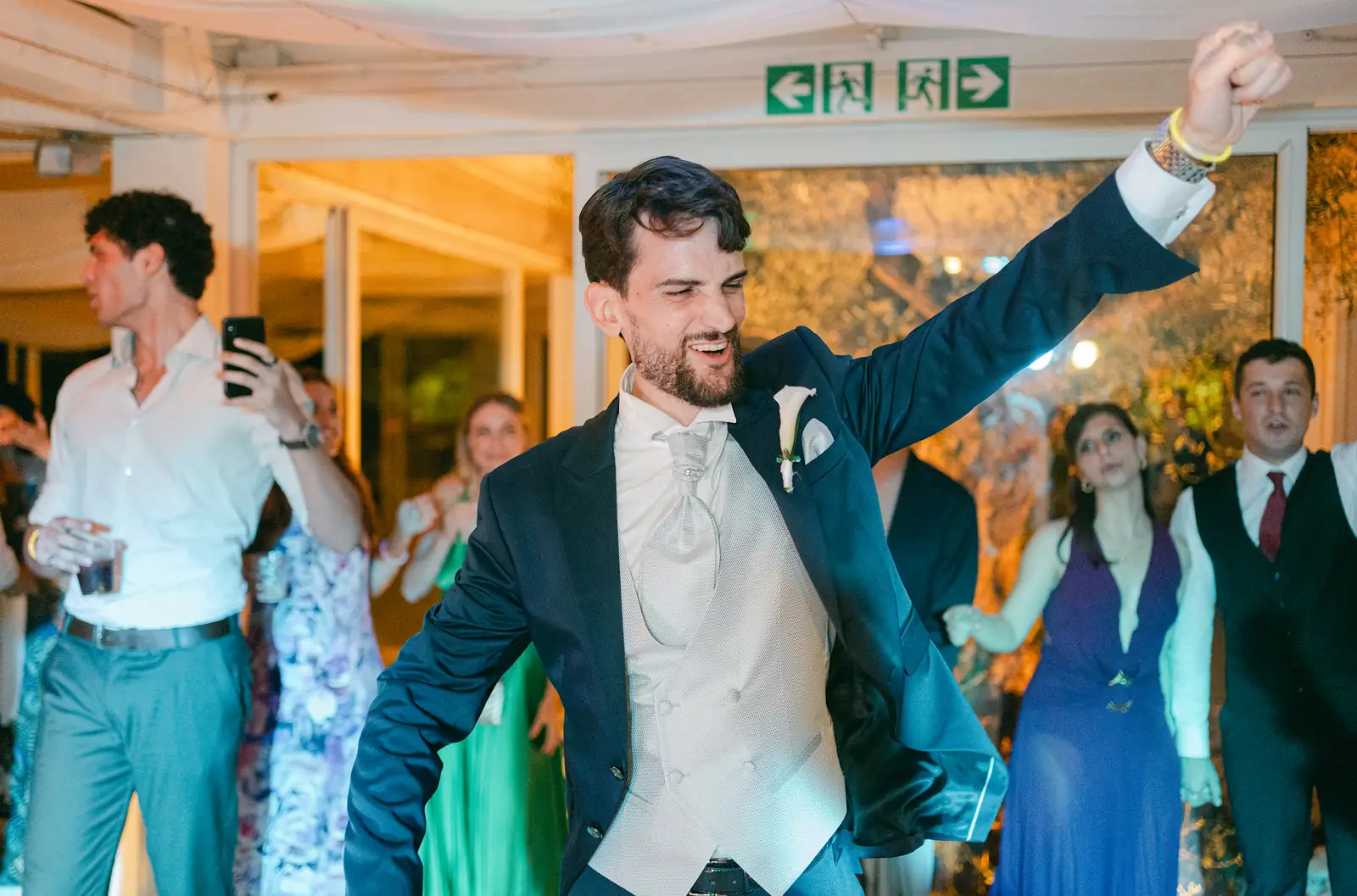 La festa che prosegue fino a notte fonda tra gli invitati