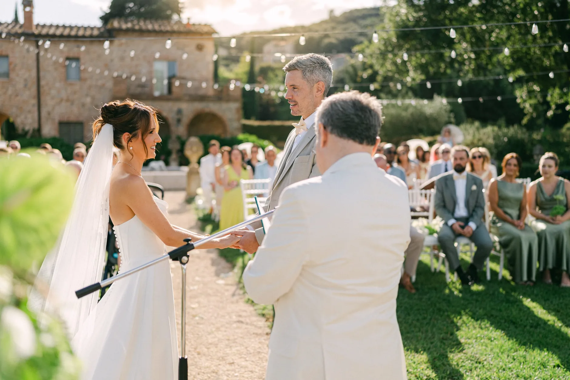 La cerimonia nel giardino della Tenuta del Gallo, tra gli invitati