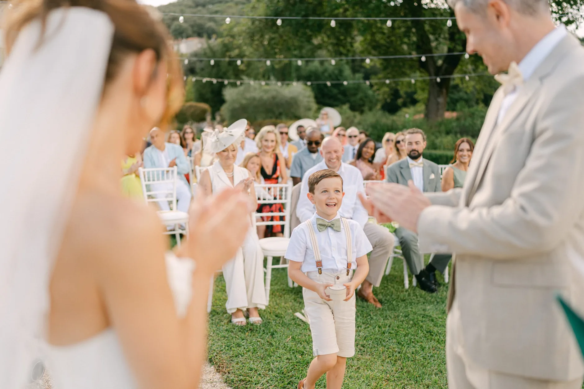 Il figlio della coppia percorre la navata durante la cerimonia