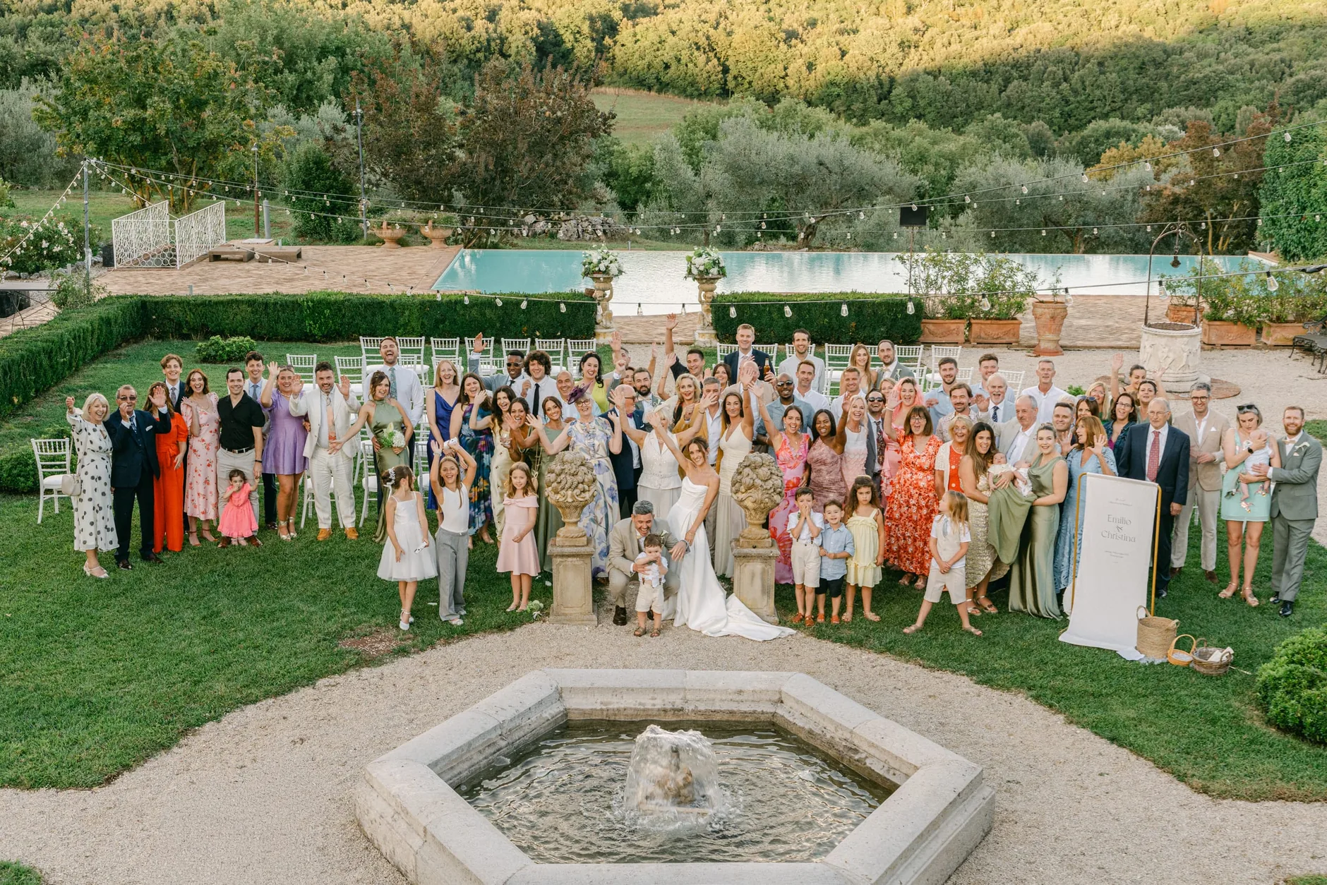 La foto di gruppo con tutti gli invitati intorno alla fontana del giardino all'italiana