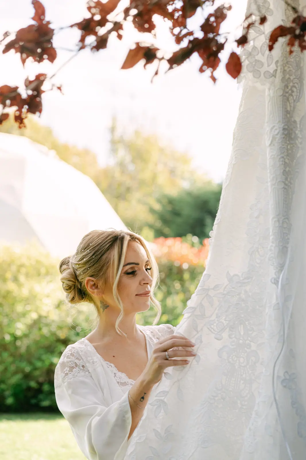 La sposa sistema il velo durante i preparativi