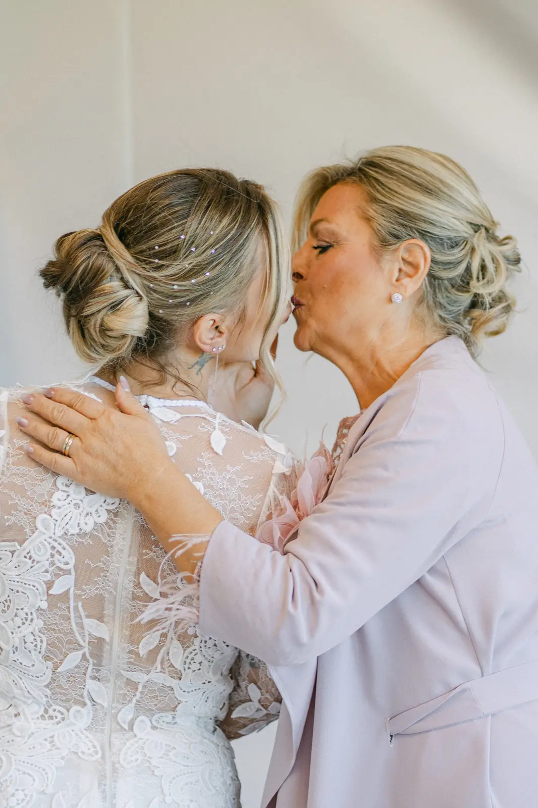 Un abbraccio con la sposa durante i preparativi