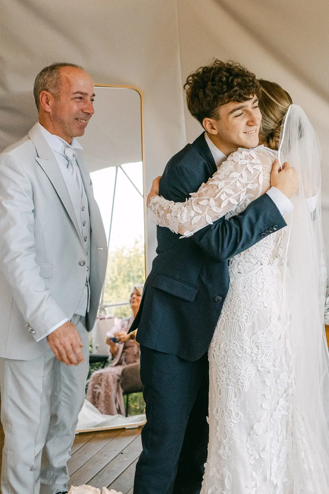 La sposa abbraccia un familiare durante i preparativi