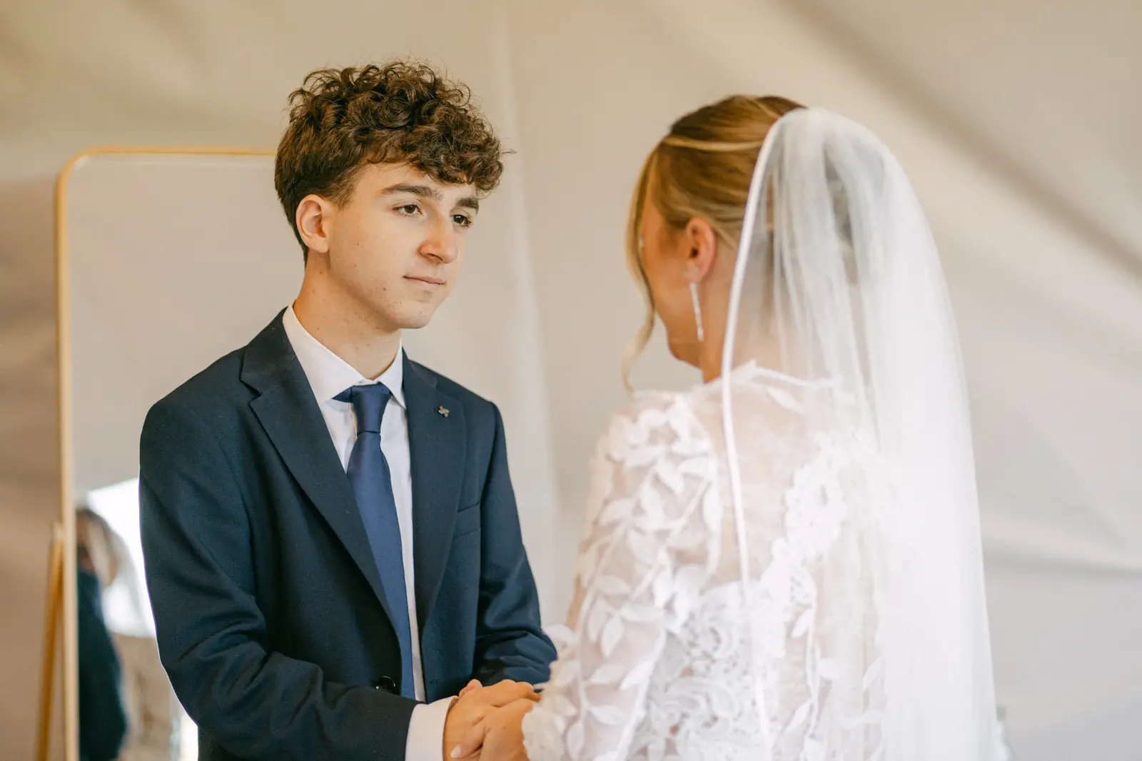 La sposa con un familiare prima di raggiungere la cerimonia