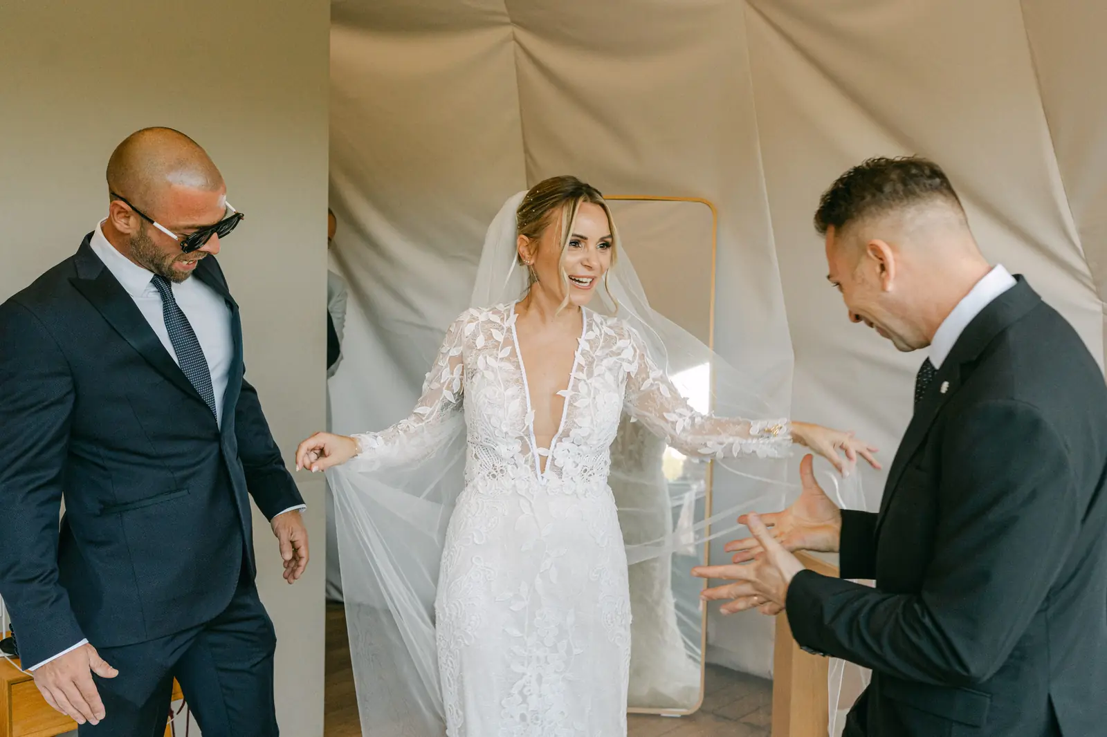 La sposa saluta gli invitati durante i preparativi