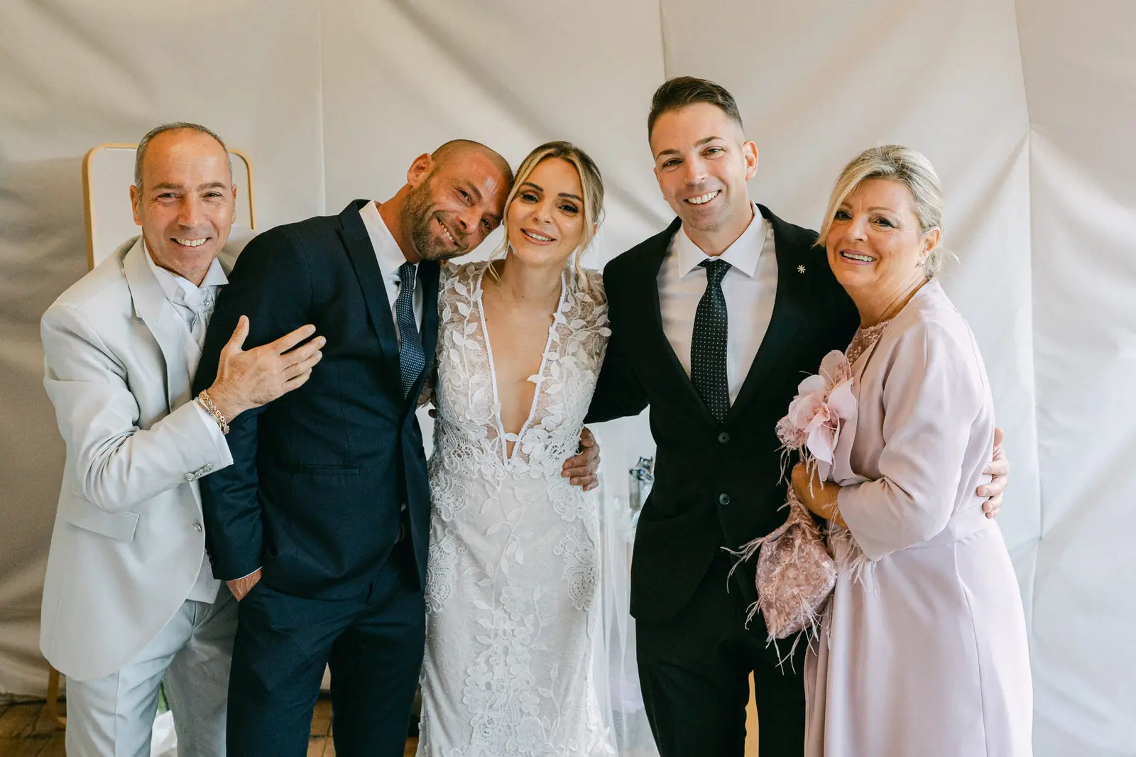 La sposa con un gruppo di invitati prima della cerimonia