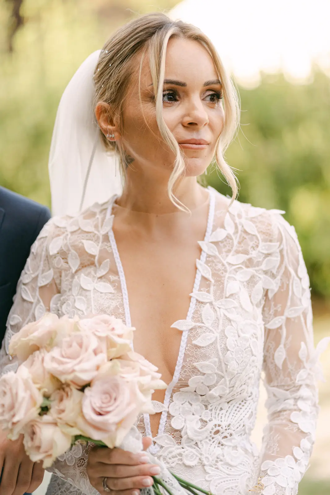 Ritratto della sposa con il bouquet di rose chiare