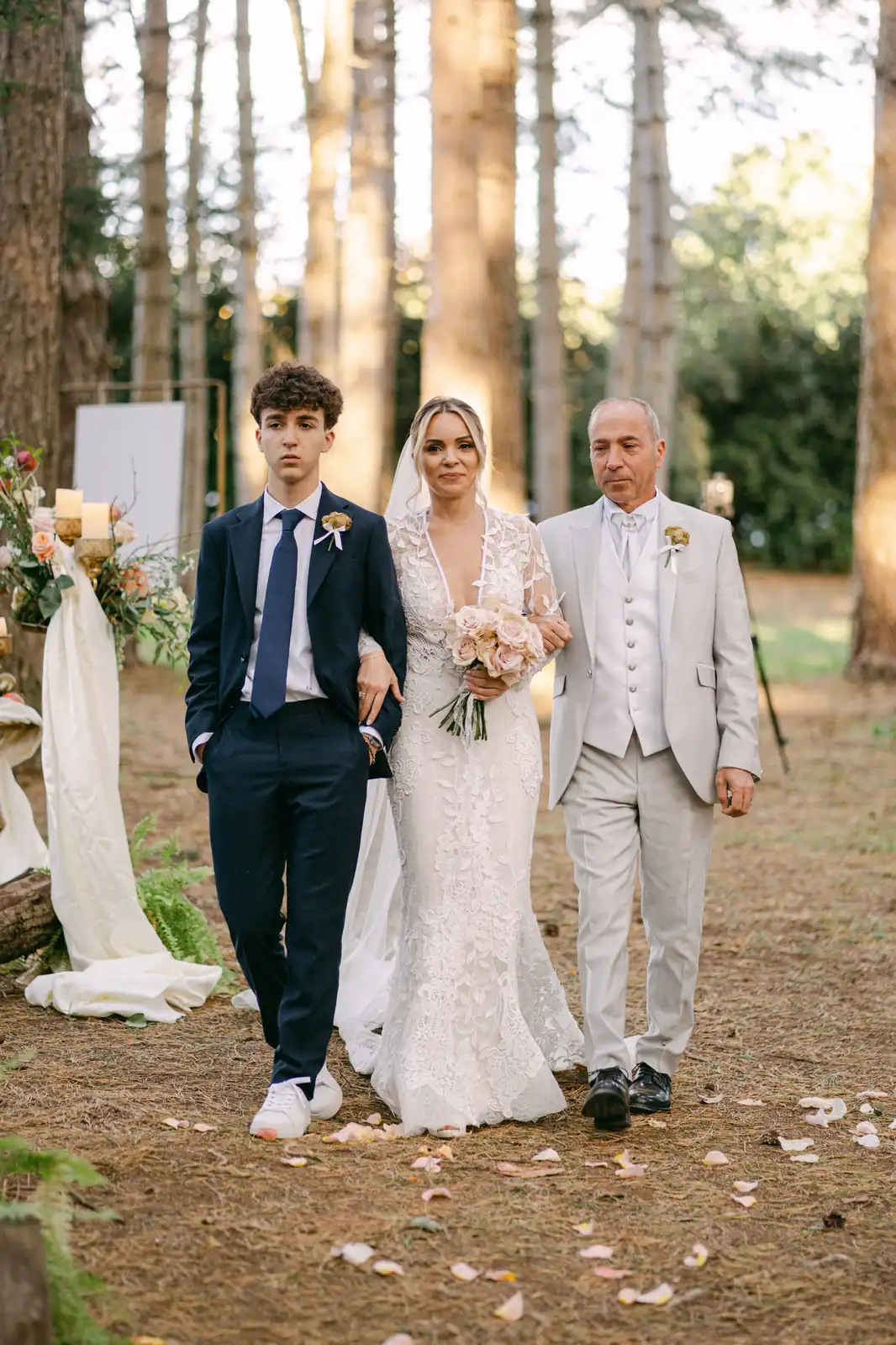 L'ingresso della sposa nel bosco, accompagnata alla cerimonia