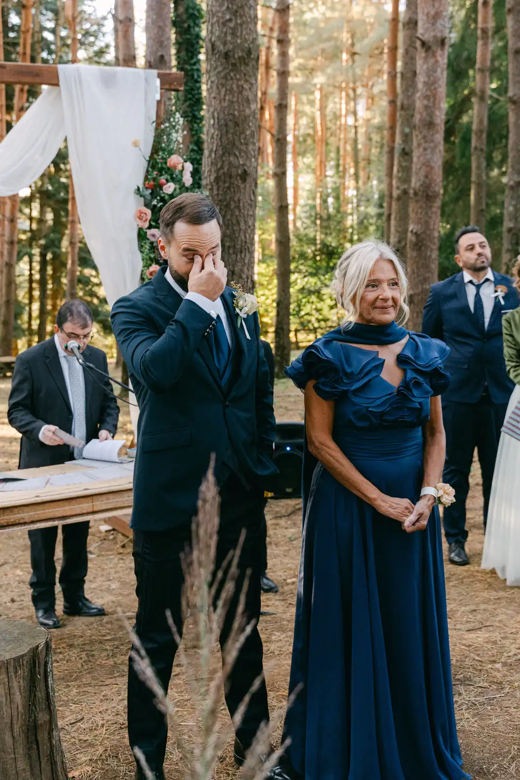 Lo sposo commosso attende la sposa alla cerimonia