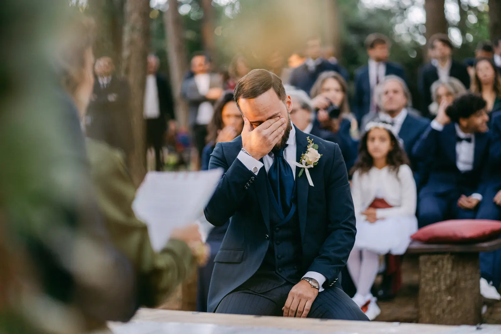Lo sposo in lacrime durante l'ingresso della sposa