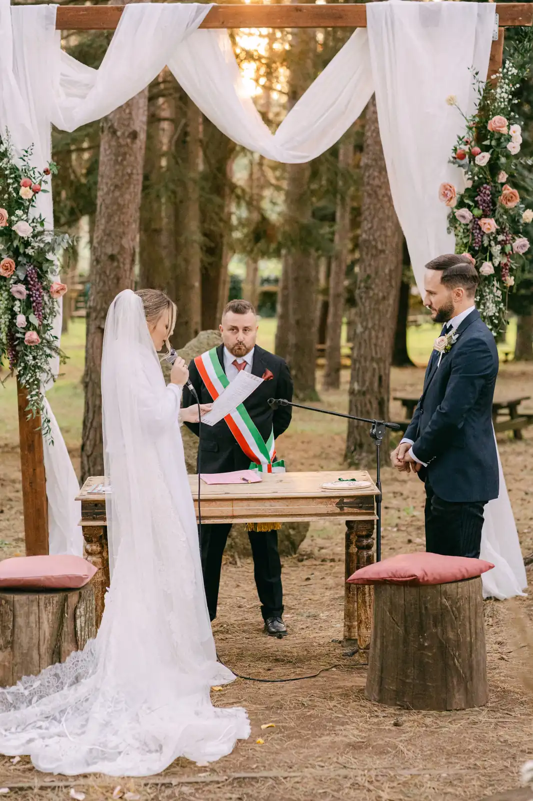 Gli sposi all’altare con il celebrante durante il rito civile