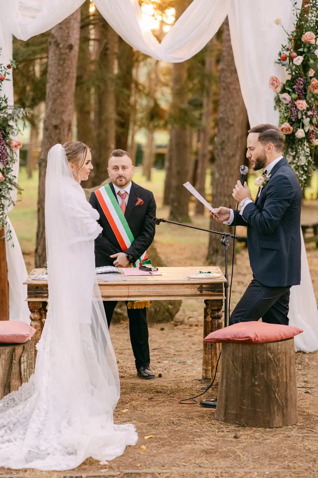 La firma del registro durante il rito civile nel bosco