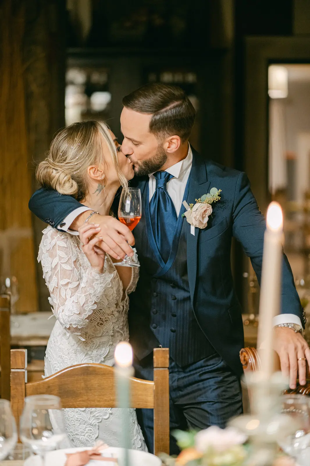 Il bacio degli sposi durante il brindisi al ricevimento