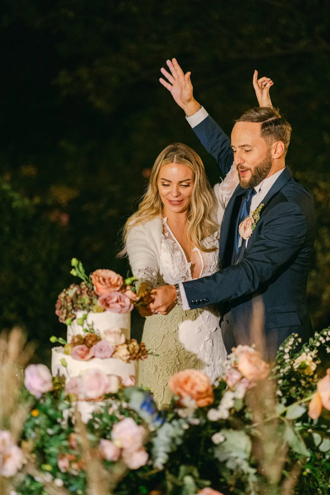 Il taglio della torta nuziale tra i fiori