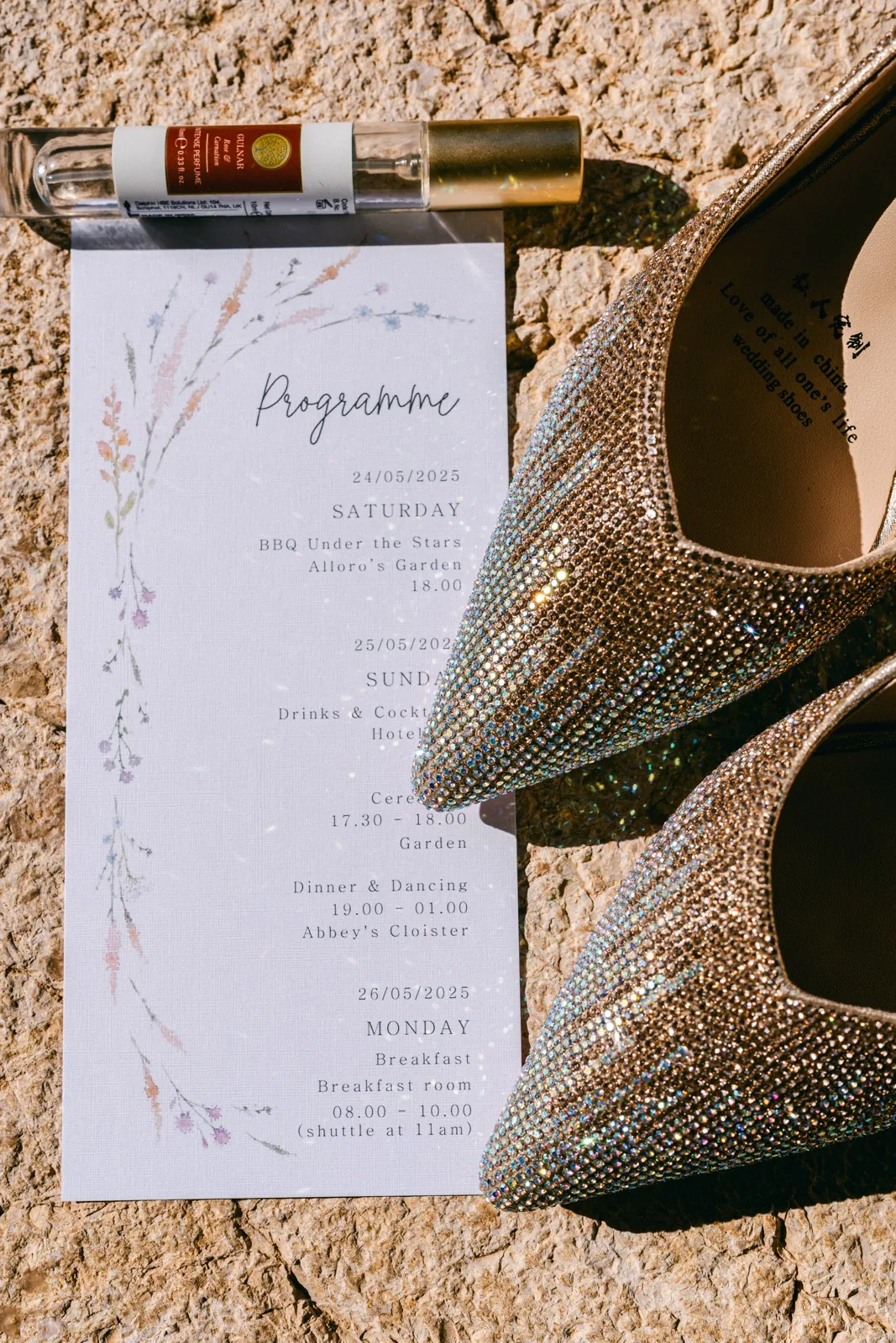 Il programma dei tre giorni di matrimonio accanto alle scarpe gioiello della sposa