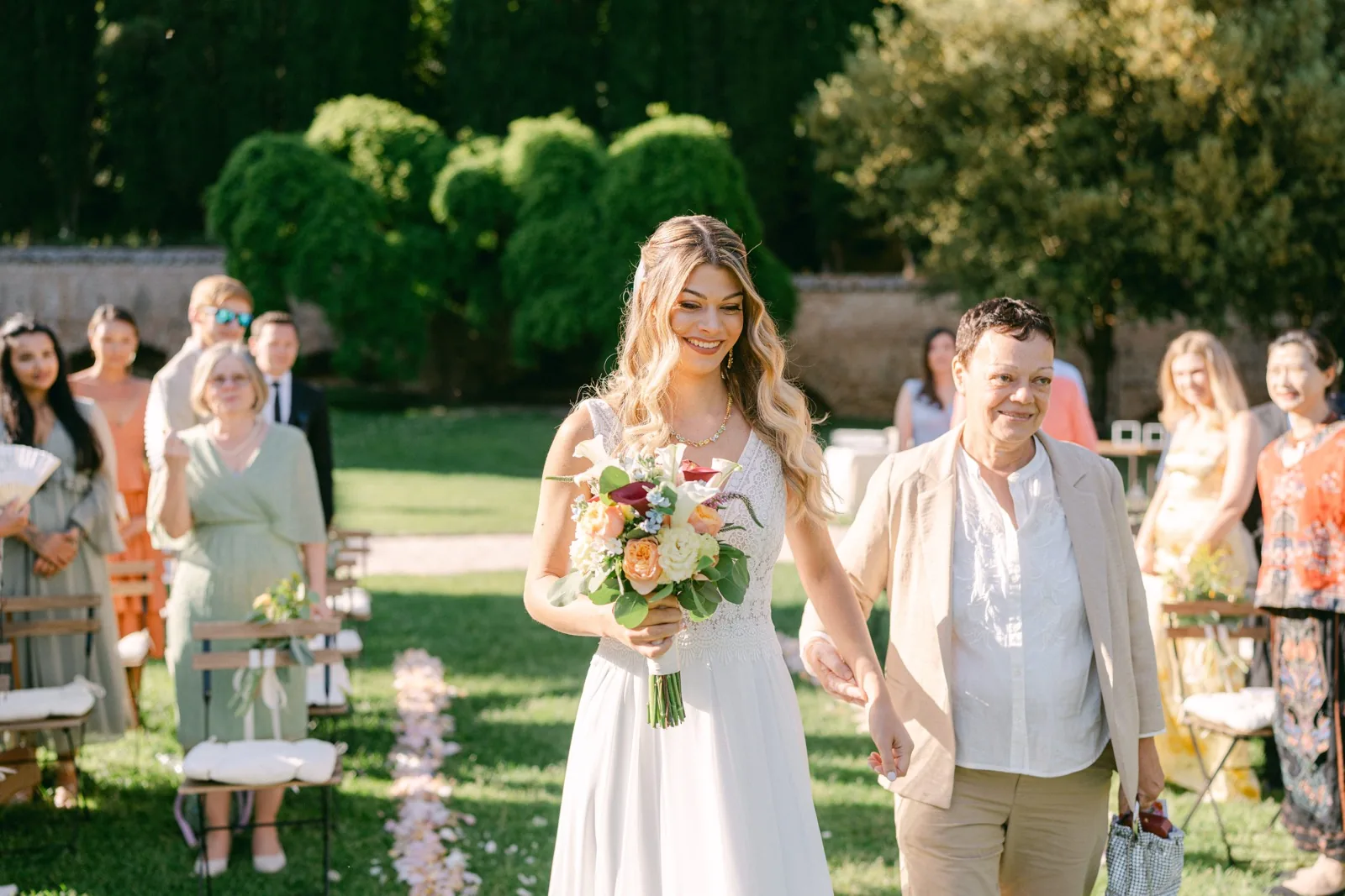 Julie percorre la navata di petali nel giardino panoramico, tra gli invitati