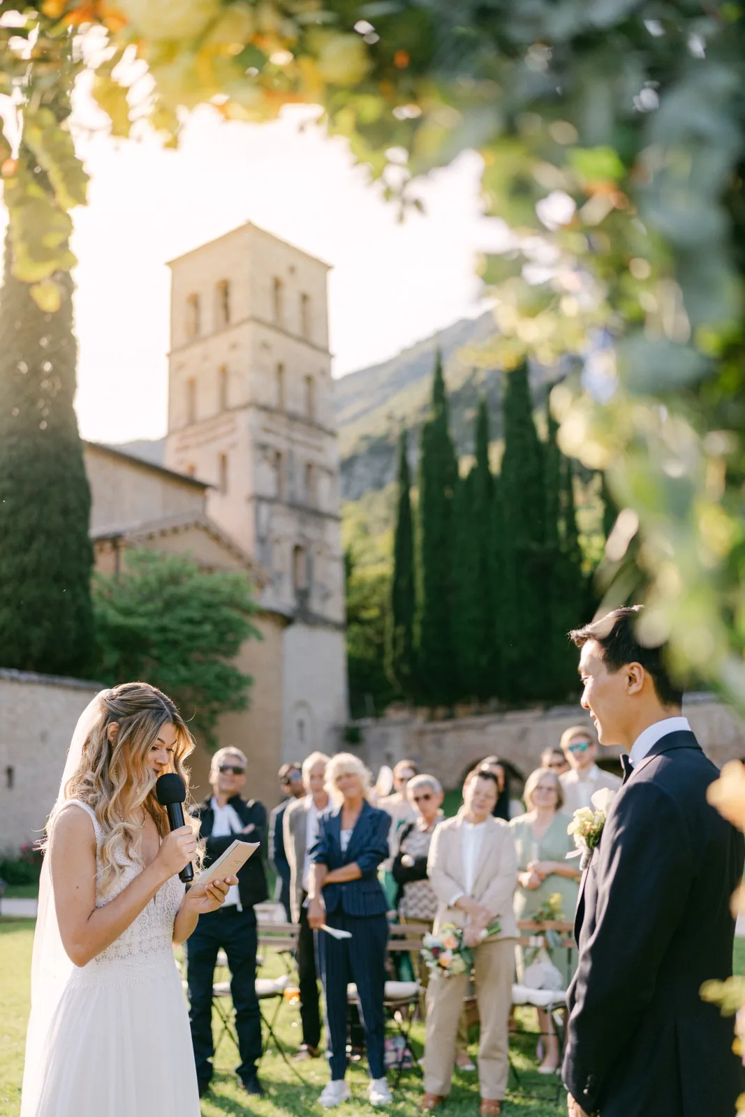 Julie legge le sue promesse, con il campanile dell’Abbazia San Pietro in Valle alle spalle